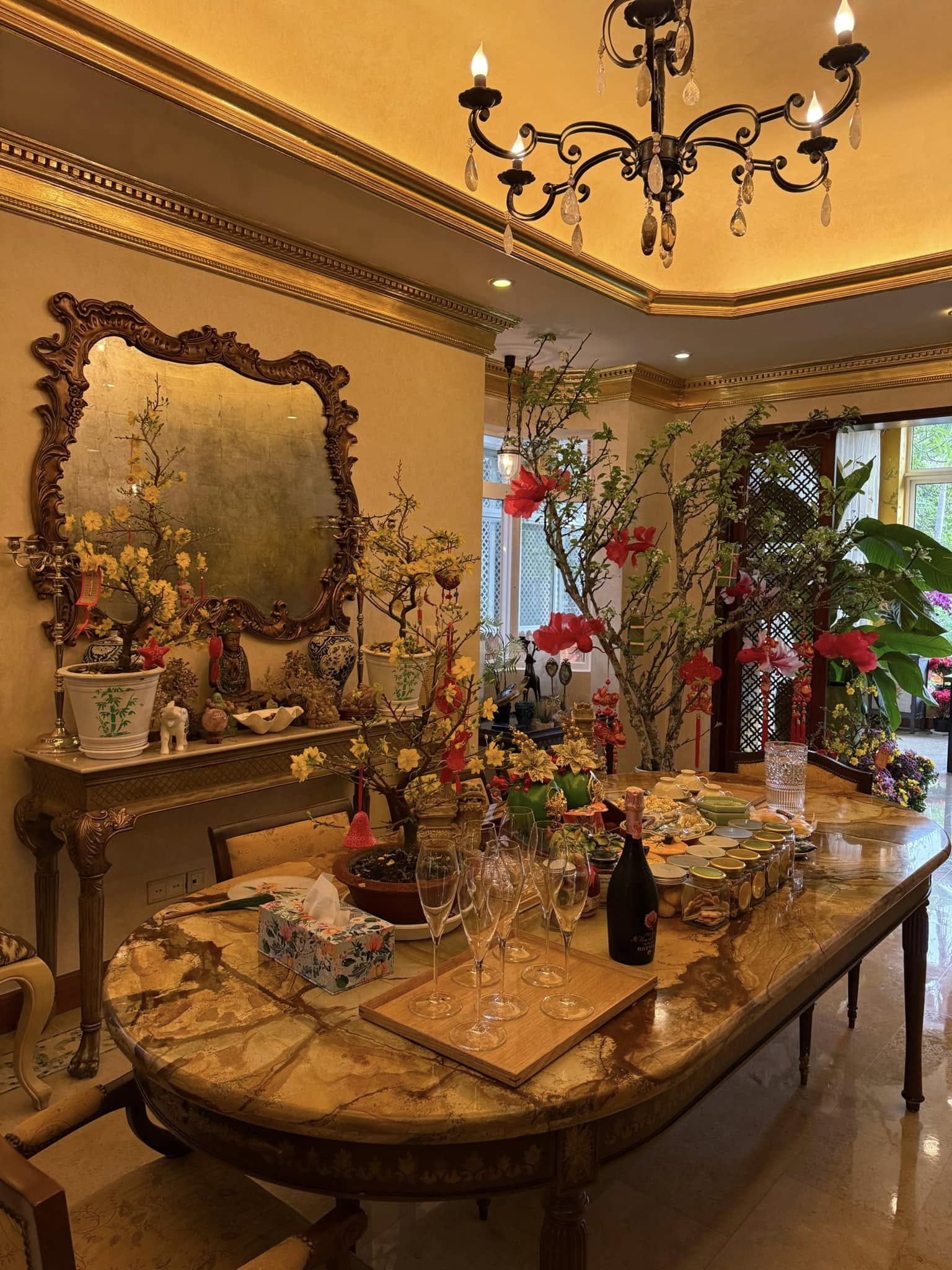 Hoa hậu Việt là mẹ đơn thân, U60 đẹp như 30, sở hữu biệt thự bề thế ở TP.HCM, đi mỏi chân không hết- Ảnh 10.