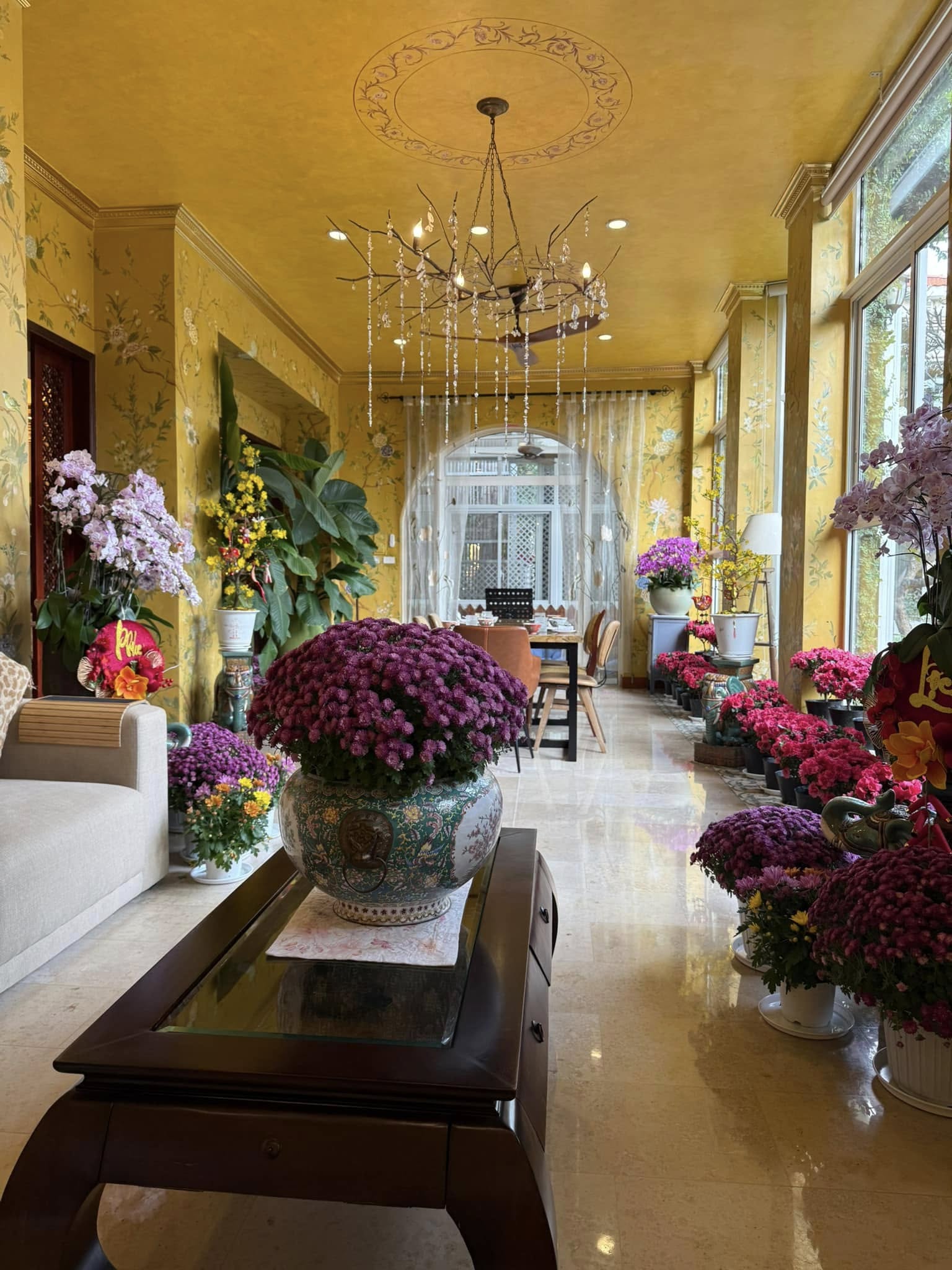 Hoa hậu Việt là mẹ đơn thân, U60 đẹp như 30, sở hữu biệt thự bề thế ở TP.HCM, đi mỏi chân không hết- Ảnh 11.