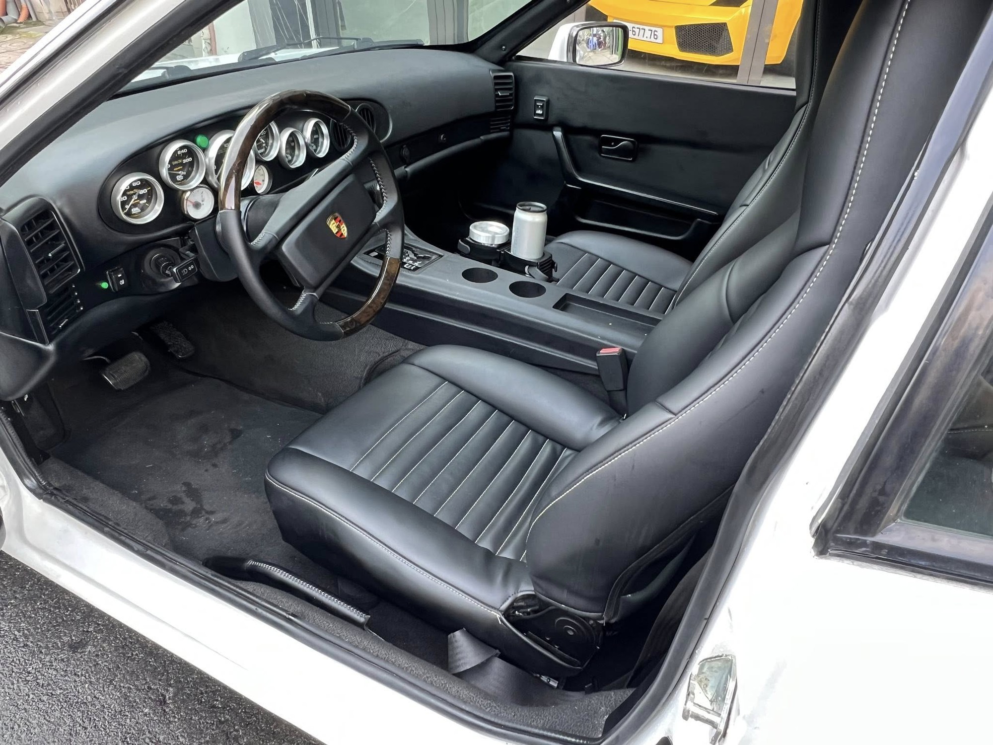 Porsche 944 thứ hai của ông Đặng Lê Nguyên Vũ xuống phố: Có chi tiết hiếm thấy, diện mạo lạ khác hẳn nguyên bản- Ảnh 4. Porsche 944 thứ hai của ông Đặng Lê Nguyên Vũ xuống phố: Có chi tiết hiếm thấy, diện mạo lạ khác hẳn nguyên bản- Ảnh 4.