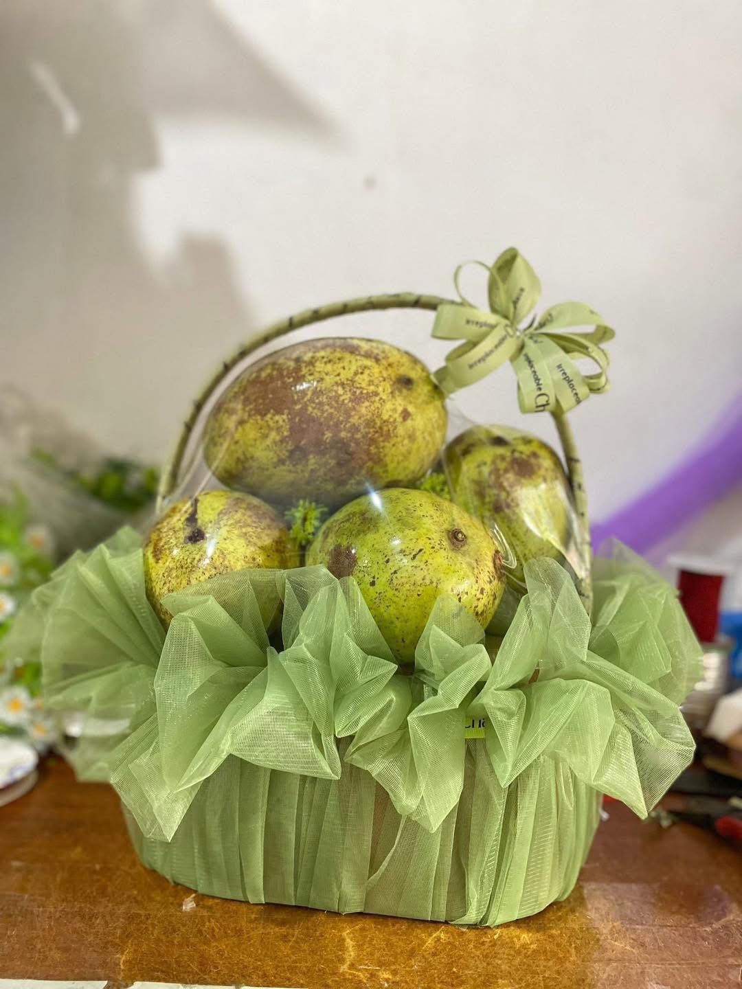 Giỏ trái cây tặng cô giáo nhân ngày 20/11 khiến mạng cả xã hội thắc mắc: Đã tìm ra chủ nhân và lý do- Ảnh 1.