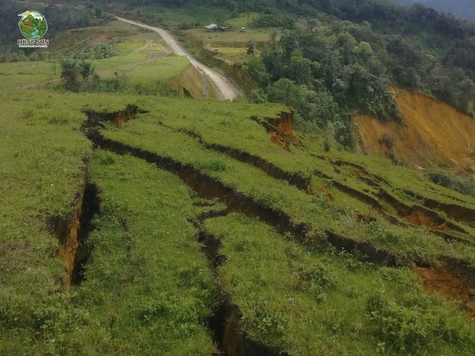 Núi phát ra tiếng nổ vang trời, lực lượng tìm kiếm 3 người nghi bị vùi phải rút lui- Ảnh 4. Núi phát ra tiếng nổ vang trời, lực lượng tìm kiếm 3 người nghi bị vùi phải rút lui- Ảnh 4.
