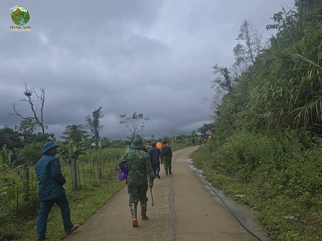 Núi phát ra tiếng nổ vang trời, lực lượng tìm kiếm 3 người nghi bị vùi phải rút lui- Ảnh 3. Núi phát ra tiếng nổ vang trời, lực lượng tìm kiếm 3 người nghi bị vùi phải rút lui- Ảnh 3.