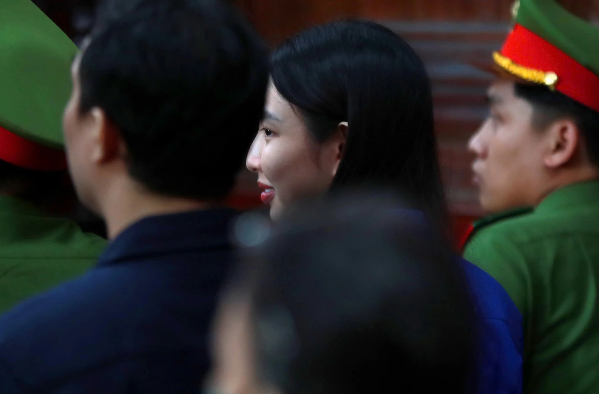 Thuỳ Tiên cởi bỏ khẩu trang, nở nụ cười hiếm hoi sau 6 tháng tạm giam!- Ảnh 2. Thuỳ Tiên cởi bỏ khẩu trang, nở nụ cười hiếm hoi sau 6 tháng tạm giam!- Ảnh 2.