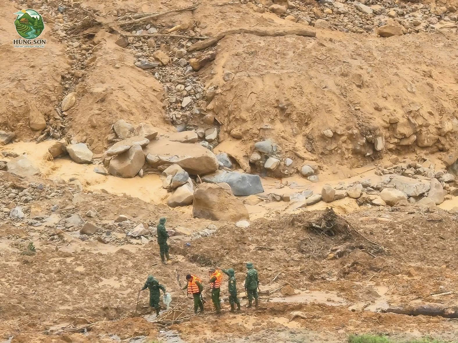 Núi phát ra tiếng nổ vang trời, lực lượng tìm kiếm 3 người nghi bị vùi phải rút lui- Ảnh 1. Núi phát ra tiếng nổ vang trời, lực lượng tìm kiếm 3 người nghi bị vùi phải rút lui- Ảnh 1.