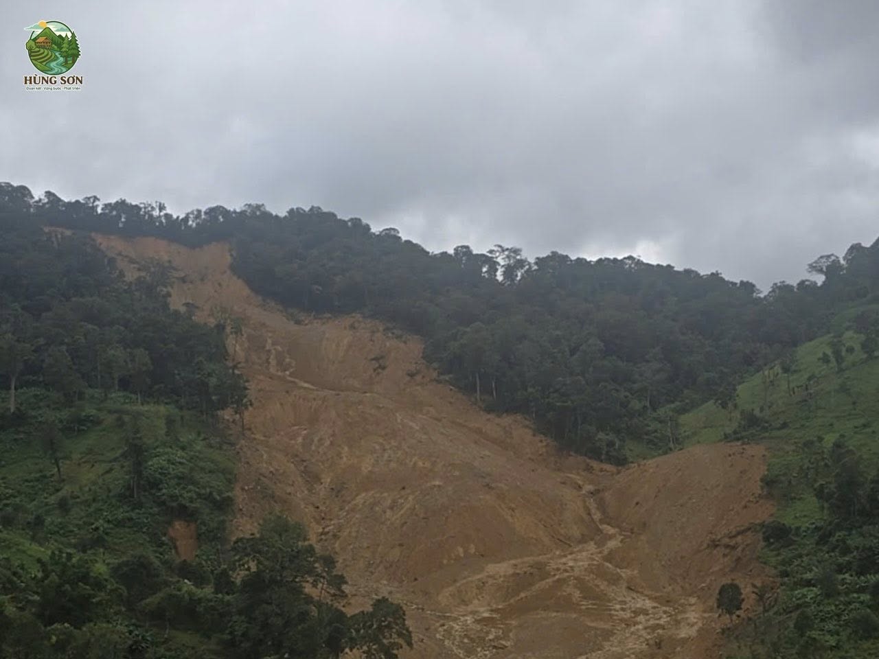 Núi phát ra tiếng nổ vang trời, lực lượng tìm kiếm 3 người nghi bị vùi phải rút lui- Ảnh 2. Núi phát ra tiếng nổ vang trời, lực lượng tìm kiếm 3 người nghi bị vùi phải rút lui- Ảnh 2.