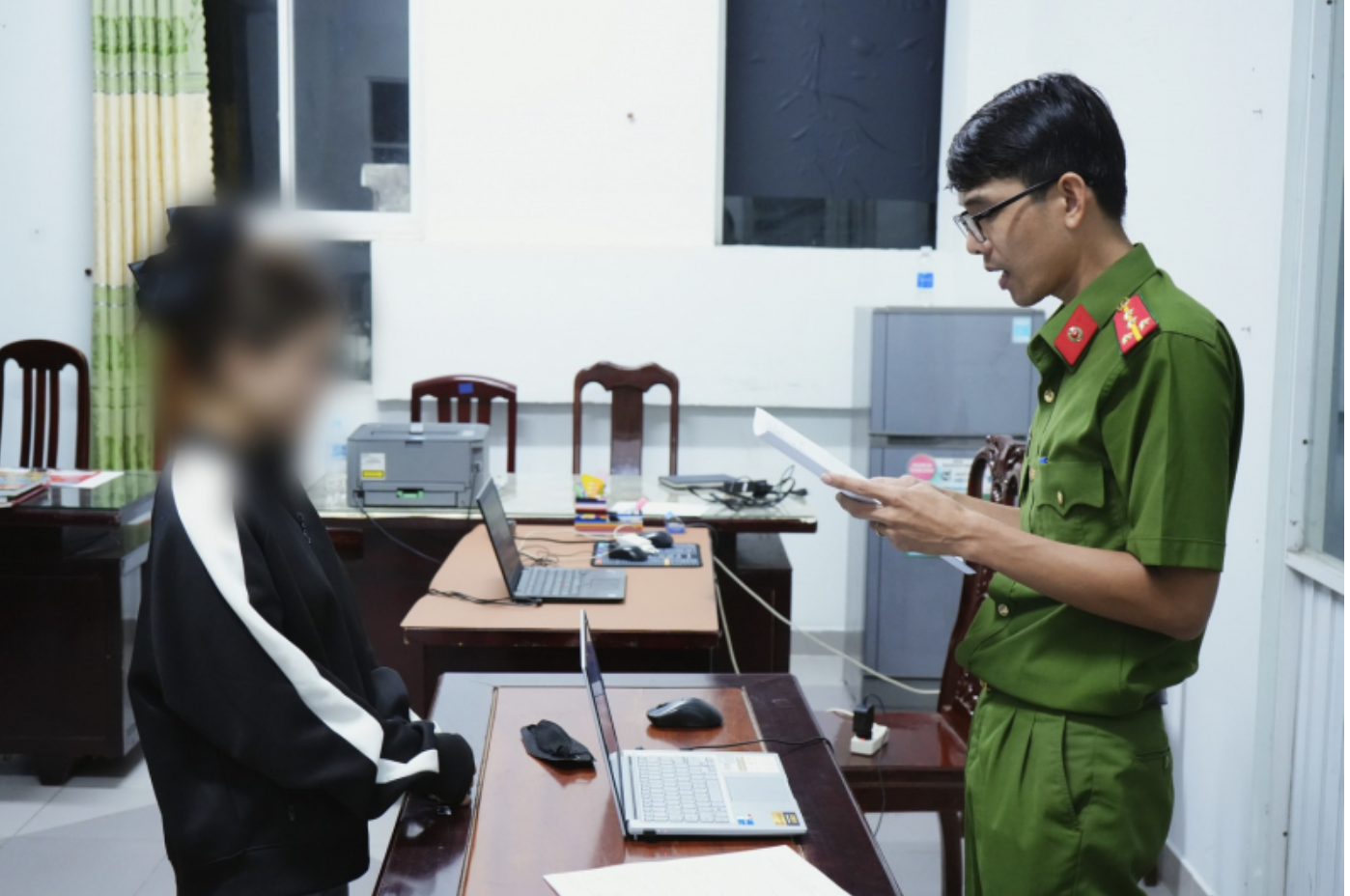 Cần Thơ: Nhờ xóa ảnh nhạy cảm với người yêu cũ, cô gái làm nhiều thanh thiếu niên bị bắt- Ảnh 2.