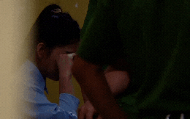 Thùy Tiên vội ôm lấy khi Hằng Du Mục bật khóc nức nở- Ảnh 2.