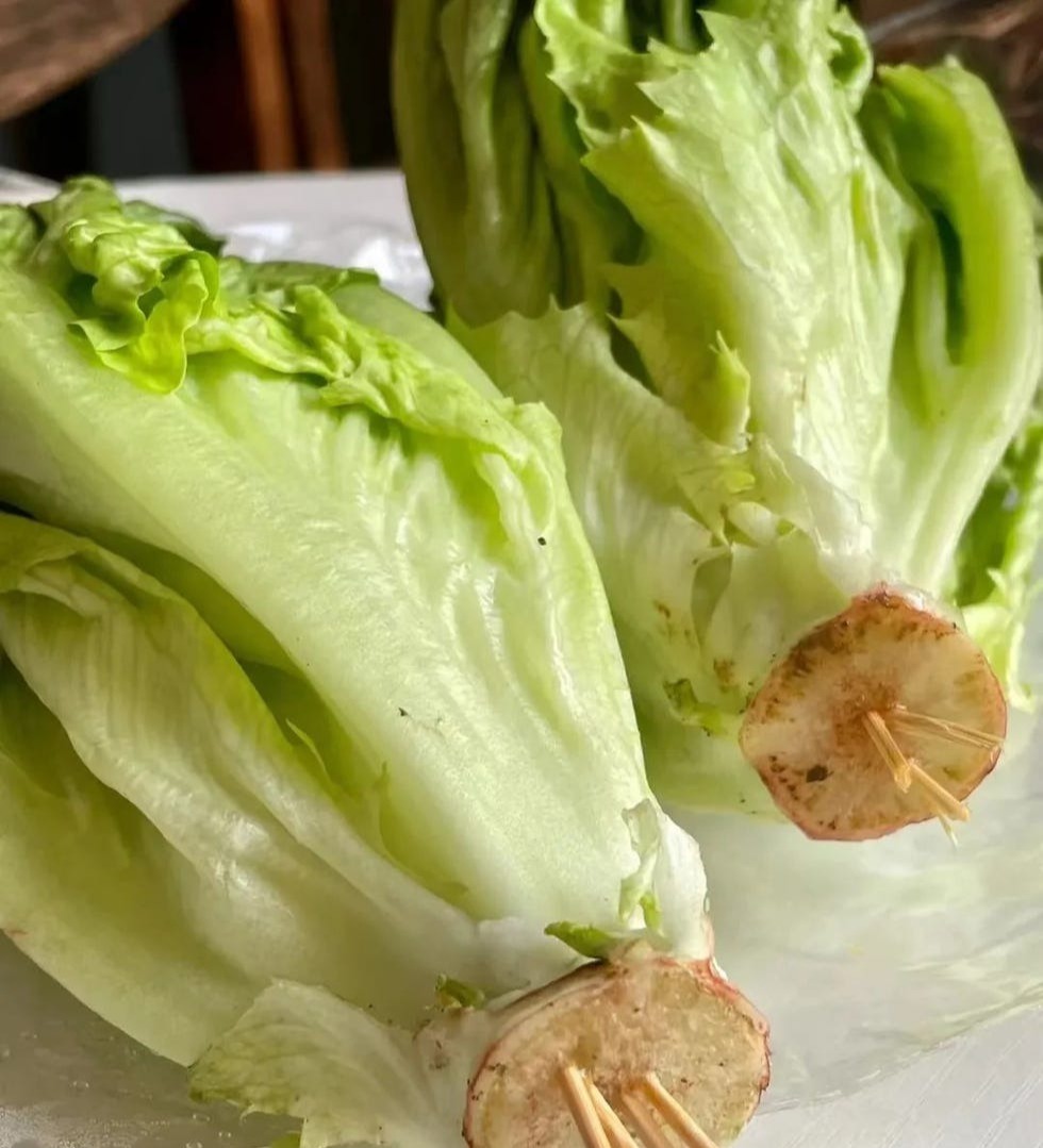 Cắm tăm vào cuống xà lách, ai nghĩ ra mẹo này xin hãy nhận 1 lạy của tôi!- Ảnh 1. Cắm tăm vào cuống xà lách, ai nghĩ ra mẹo này xin hãy nhận 1 lạy của tôi!- Ảnh 1.