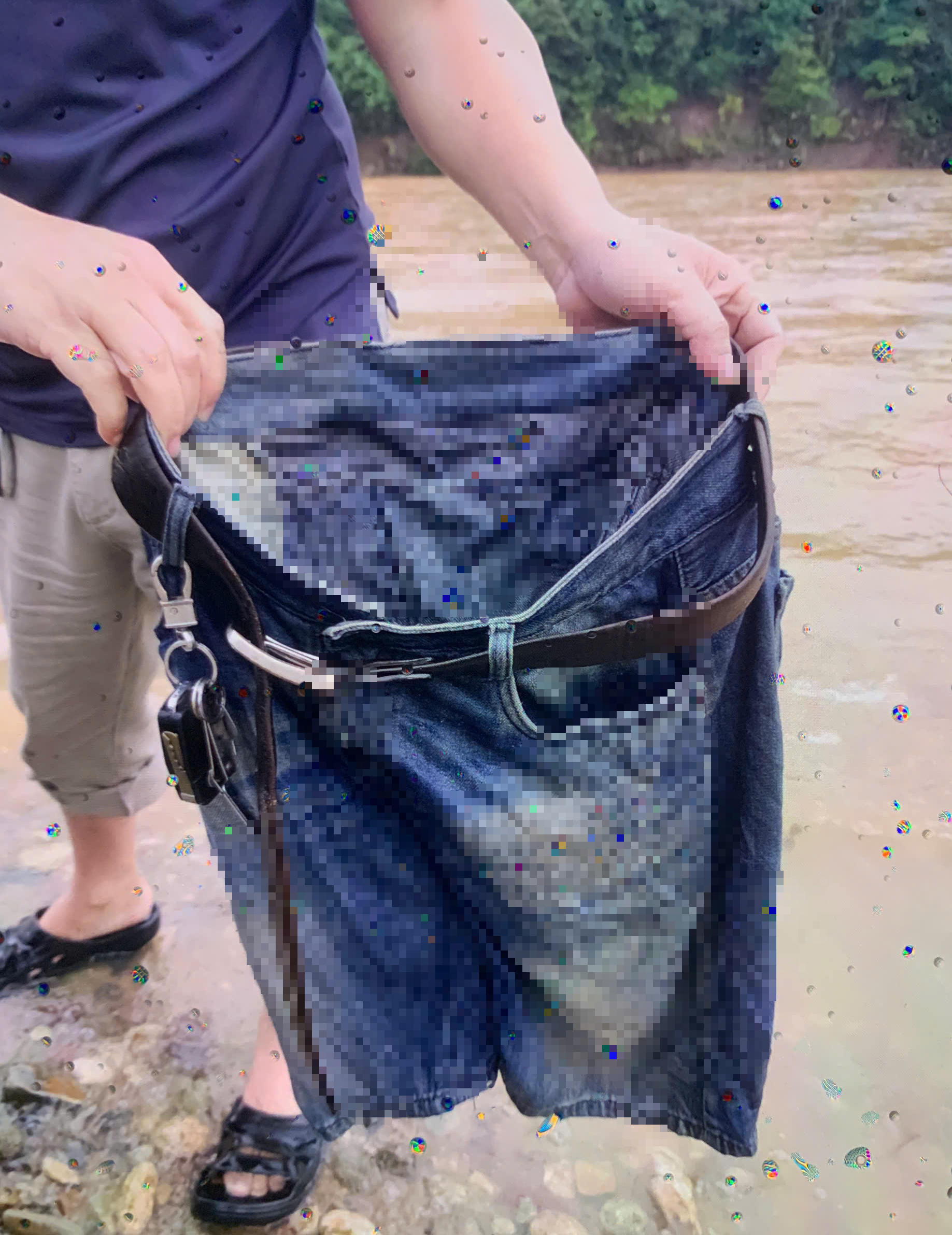 Tìm thấy "vật bất ly thân" của tài xế xe đầu kéo mất tích ở Quảng Trị- Ảnh 1. Tìm thấy "vật bất ly thân" của tài xế xe đầu kéo mất tích ở Quảng Trị- Ảnh 1.