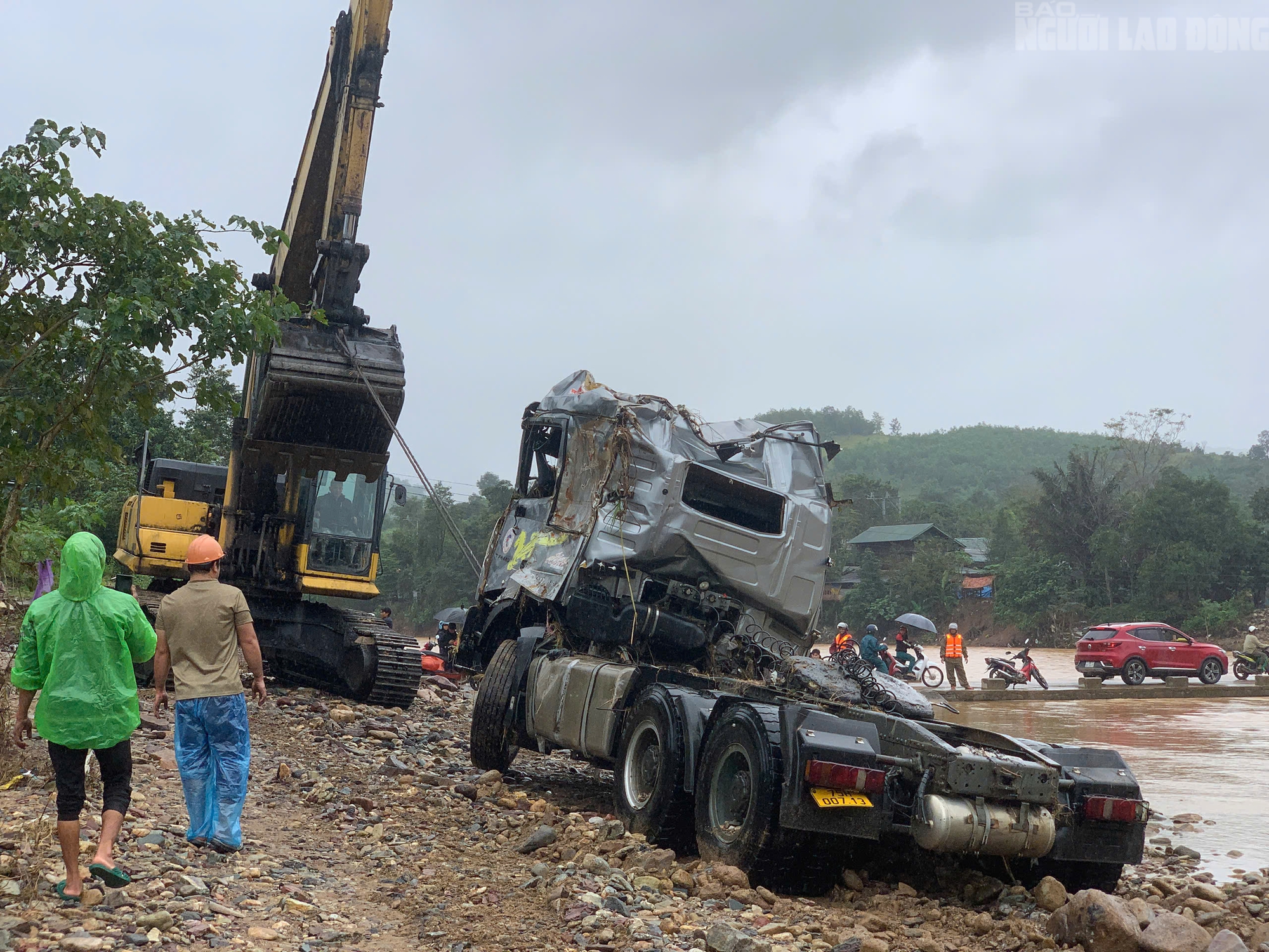 CLIP: Xe đầu kéo trong vụ tài xế bị lũ cuốn ở Quảng Trị đã được trục vớt, hé lộ hình ảnh đầu tiên- Ảnh 2. CLIP: Xe đầu kéo trong vụ tài xế bị lũ cuốn ở Quảng Trị đã được trục vớt, hé lộ hình ảnh đầu tiên- Ảnh 2.