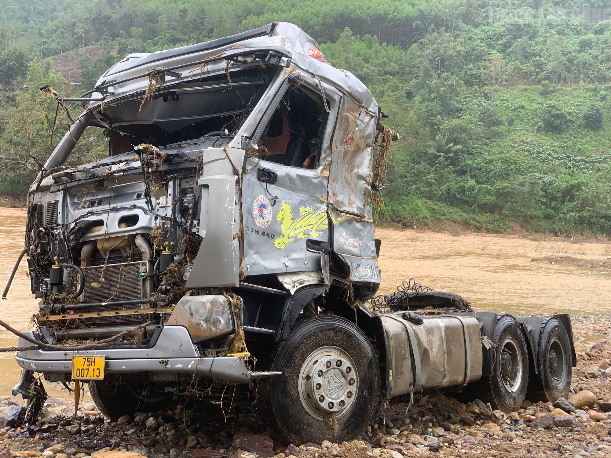 CLIP: Xe đầu kéo trong vụ tài xế bị lũ cuốn ở Quảng Trị đã được trục vớt, hé lộ hình ảnh đầu tiên- Ảnh 3. CLIP: Xe đầu kéo trong vụ tài xế bị lũ cuốn ở Quảng Trị đã được trục vớt, hé lộ hình ảnh đầu tiên- Ảnh 3.