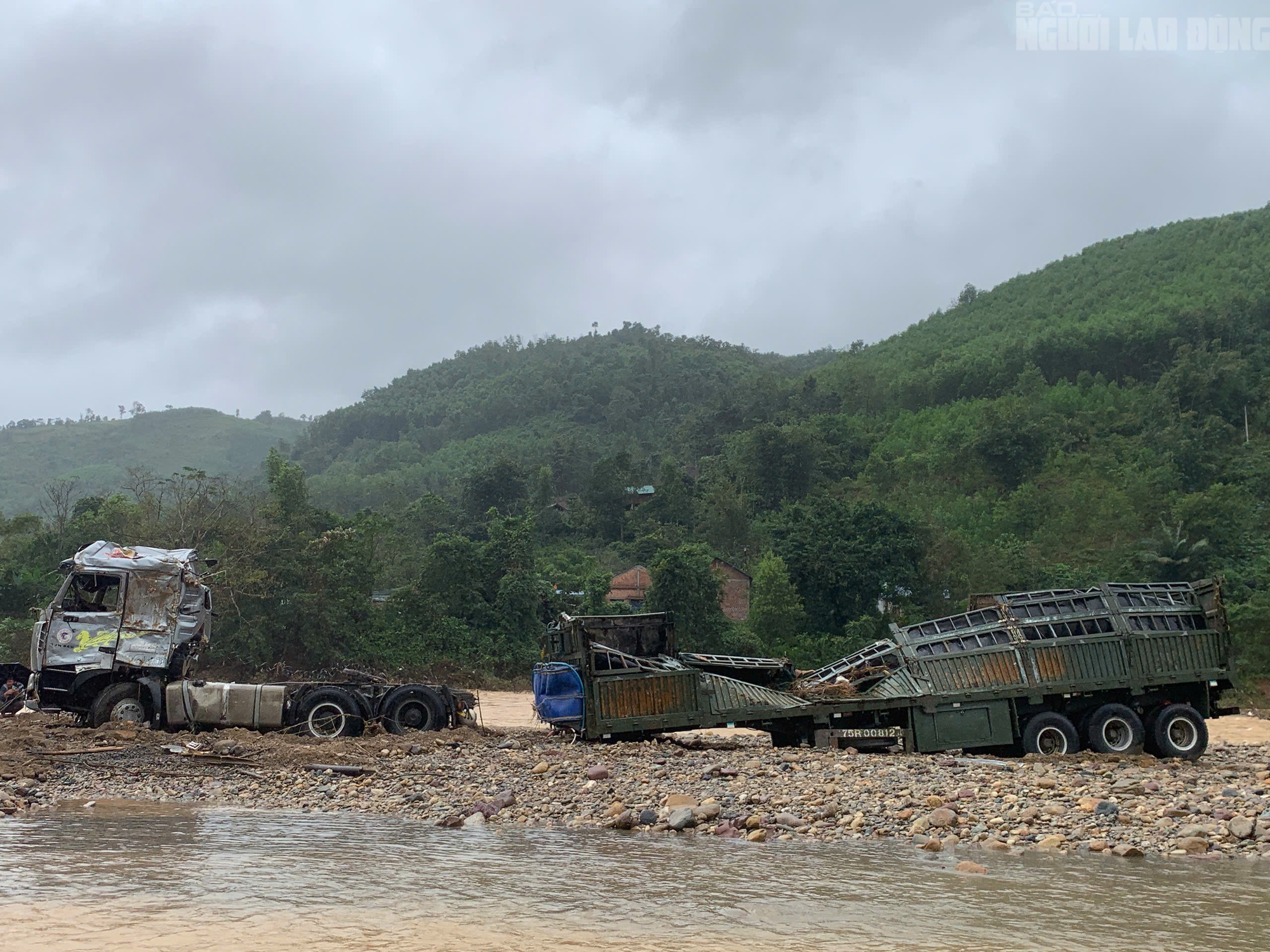 CLIP: Xe đầu kéo trong vụ tài xế bị lũ cuốn ở Quảng Trị đã được trục vớt, hé lộ hình ảnh đầu tiên- Ảnh 4. CLIP: Xe đầu kéo trong vụ tài xế bị lũ cuốn ở Quảng Trị đã được trục vớt, hé lộ hình ảnh đầu tiên- Ảnh 4.