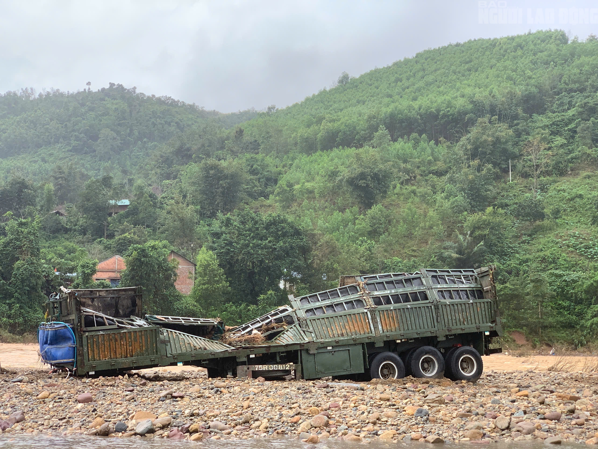 CLIP: Xe đầu kéo trong vụ tài xế bị lũ cuốn ở Quảng Trị đã được trục vớt, hé lộ hình ảnh đầu tiên- Ảnh 6. CLIP: Xe đầu kéo trong vụ tài xế bị lũ cuốn ở Quảng Trị đã được trục vớt, hé lộ hình ảnh đầu tiên- Ảnh 6.