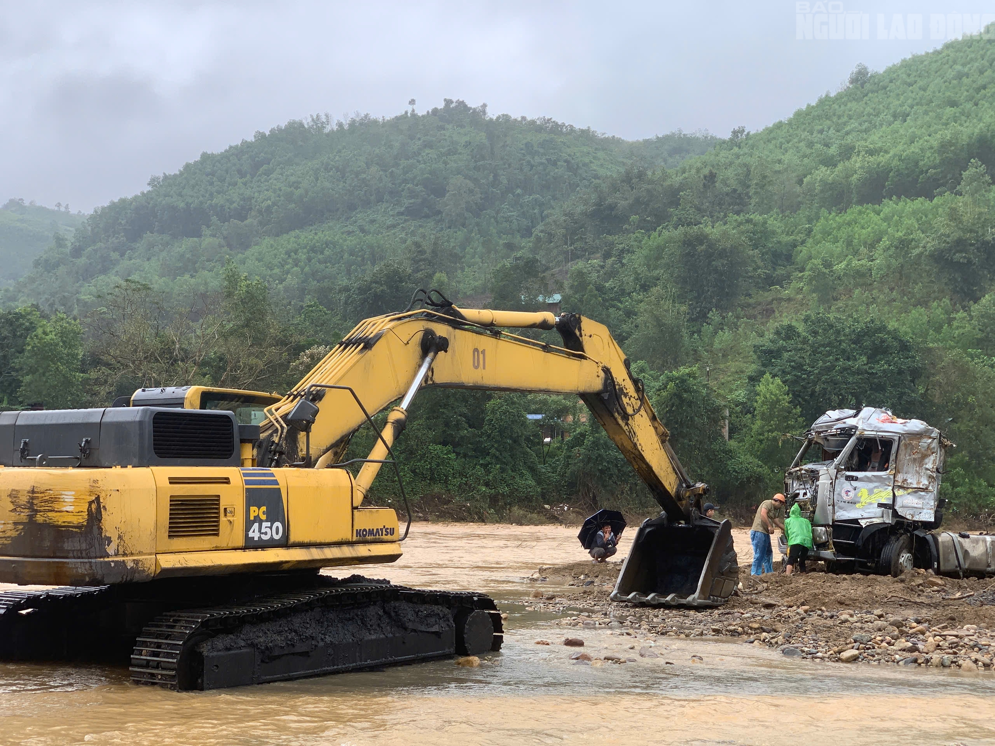 CLIP: Xe đầu kéo trong vụ tài xế bị lũ cuốn ở Quảng Trị đã được trục vớt, hé lộ hình ảnh đầu tiên- Ảnh 7. CLIP: Xe đầu kéo trong vụ tài xế bị lũ cuốn ở Quảng Trị đã được trục vớt, hé lộ hình ảnh đầu tiên- Ảnh 7.