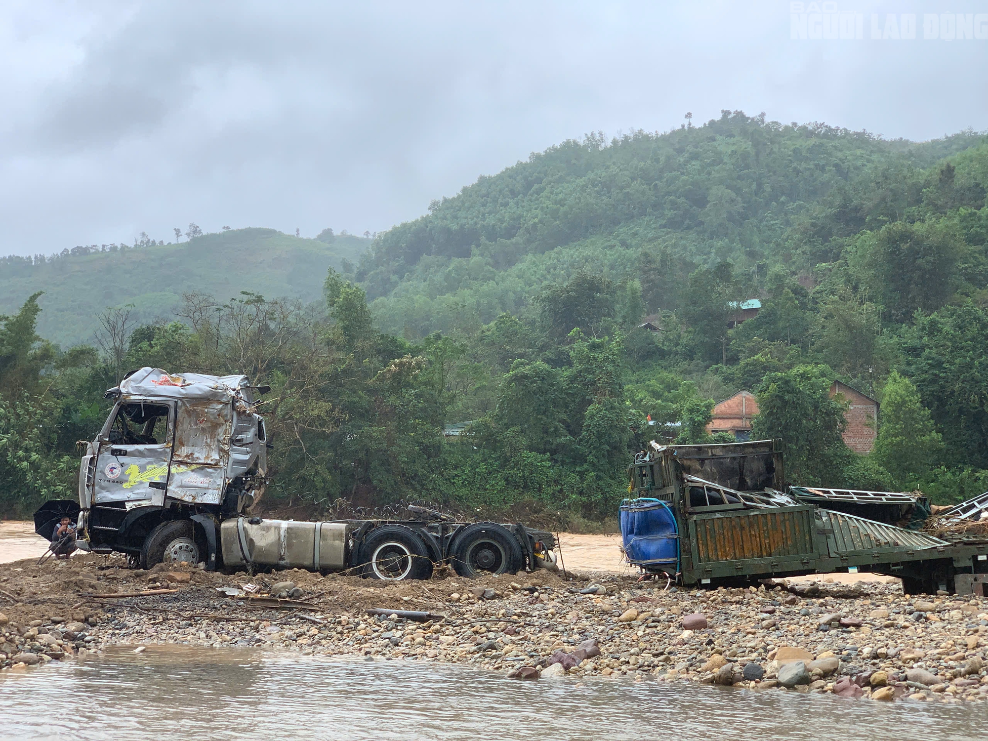 CLIP: Xe đầu kéo trong vụ tài xế bị lũ cuốn ở Quảng Trị đã được trục vớt, hé lộ hình ảnh đầu tiên- Ảnh 5. CLIP: Xe đầu kéo trong vụ tài xế bị lũ cuốn ở Quảng Trị đã được trục vớt, hé lộ hình ảnh đầu tiên- Ảnh 5.