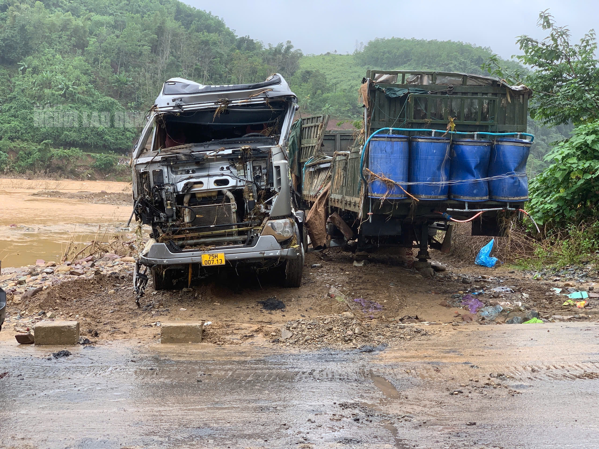 CLIP: Xe đầu kéo trong vụ tài xế bị lũ cuốn ở Quảng Trị đã được trục vớt, hé lộ hình ảnh đầu tiên- Ảnh 1. CLIP: Xe đầu kéo trong vụ tài xế bị lũ cuốn ở Quảng Trị đã được trục vớt, hé lộ hình ảnh đầu tiên- Ảnh 1.