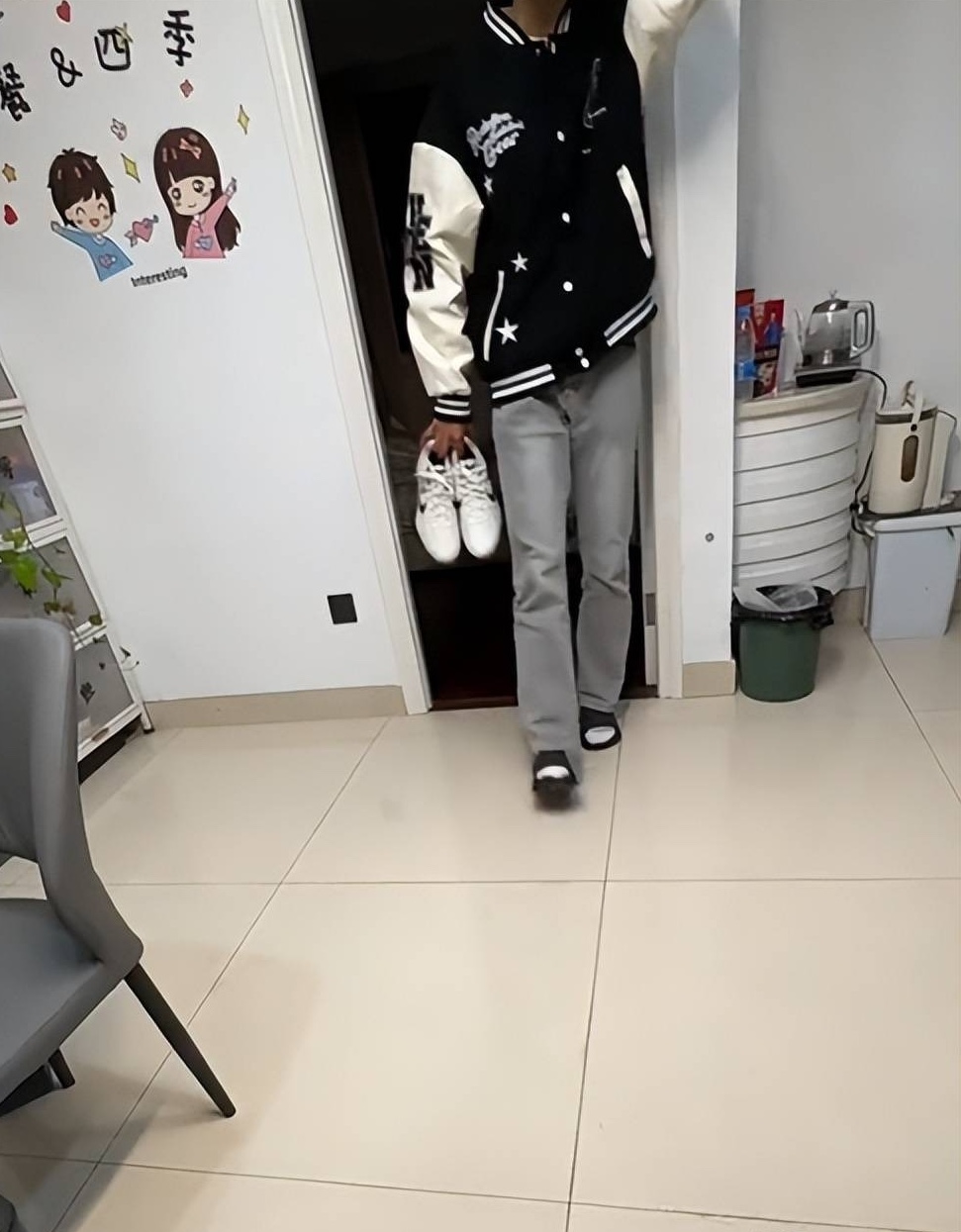 Đôi giày 10 triệu gây tranh cãi- Ảnh 1.