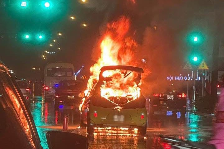 Hà Nội: Ô tô bốc cháy ngùn ngụt giữa trời mưa- Ảnh 1.