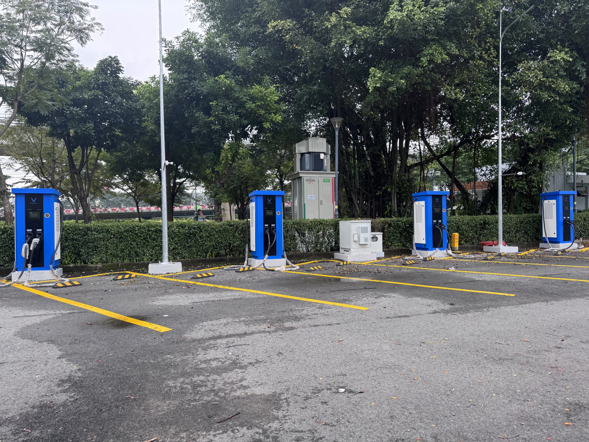 Trạm sạc ô tô điện VinFast xuất hiện ngày càng nhiều ở trung tâm TP HCM- Ảnh 2. Trạm sạc ô tô điện VinFast xuất hiện ngày càng nhiều ở trung tâm TP HCM- Ảnh 2.