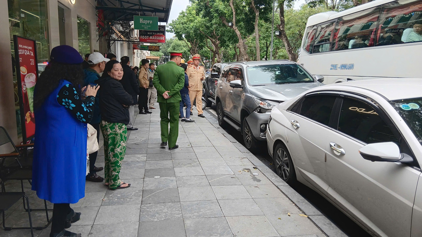 Hà Nội: 4 ô tô 'dồn toa' trên phố Lê Thái Tổ- Ảnh 2.