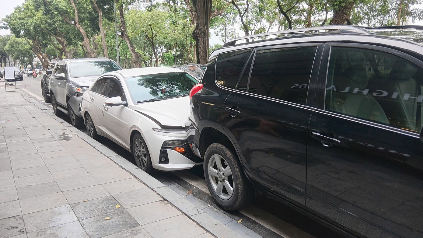 Hà Nội: 4 ô tô 'dồn toa' trên phố Lê Thái Tổ- Ảnh 1.