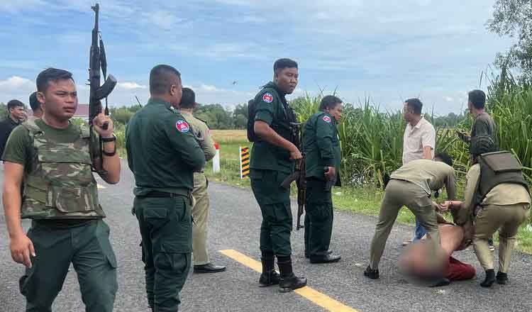 Màn cướp tù chấn động Campuchia: Nữ đồng bọn tuồn súng, phạm nhân nã đạn, cảnh sát rượt đuổi 'như phim'- Ảnh 2. Màn cướp tù chấn động Campuchia: Nữ đồng bọn tuồn súng, phạm nhân nã đạn, cảnh sát rượt đuổi 'như phim'- Ảnh 2.