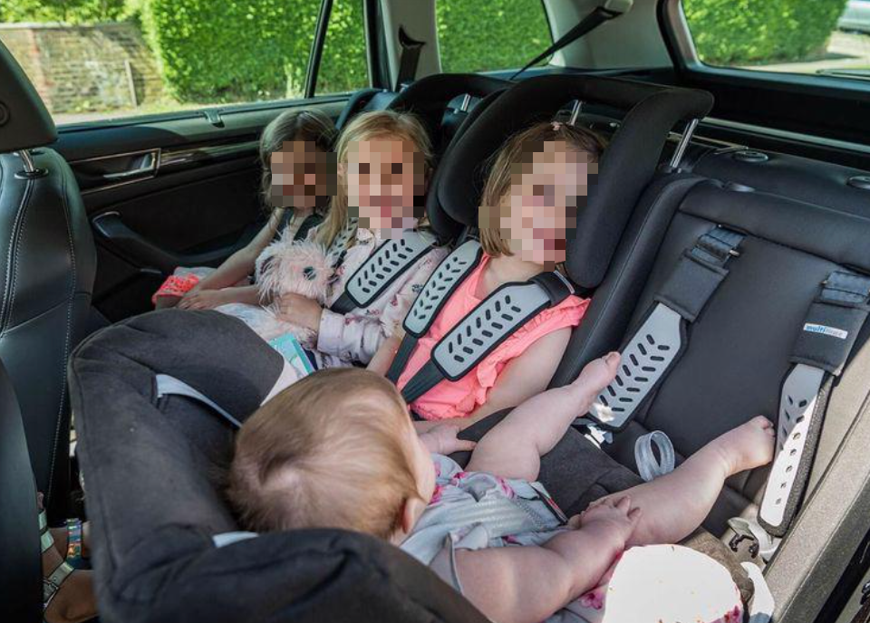 Cục CSGT: Người dân có thể sử dụng đai trẻ em, ghế trẻ em hoặc đệm trẻ em trên ô tô- Ảnh 2. Cục CSGT: Người dân có thể sử dụng đai trẻ em, ghế trẻ em hoặc đệm trẻ em trên ô tô- Ảnh 2.