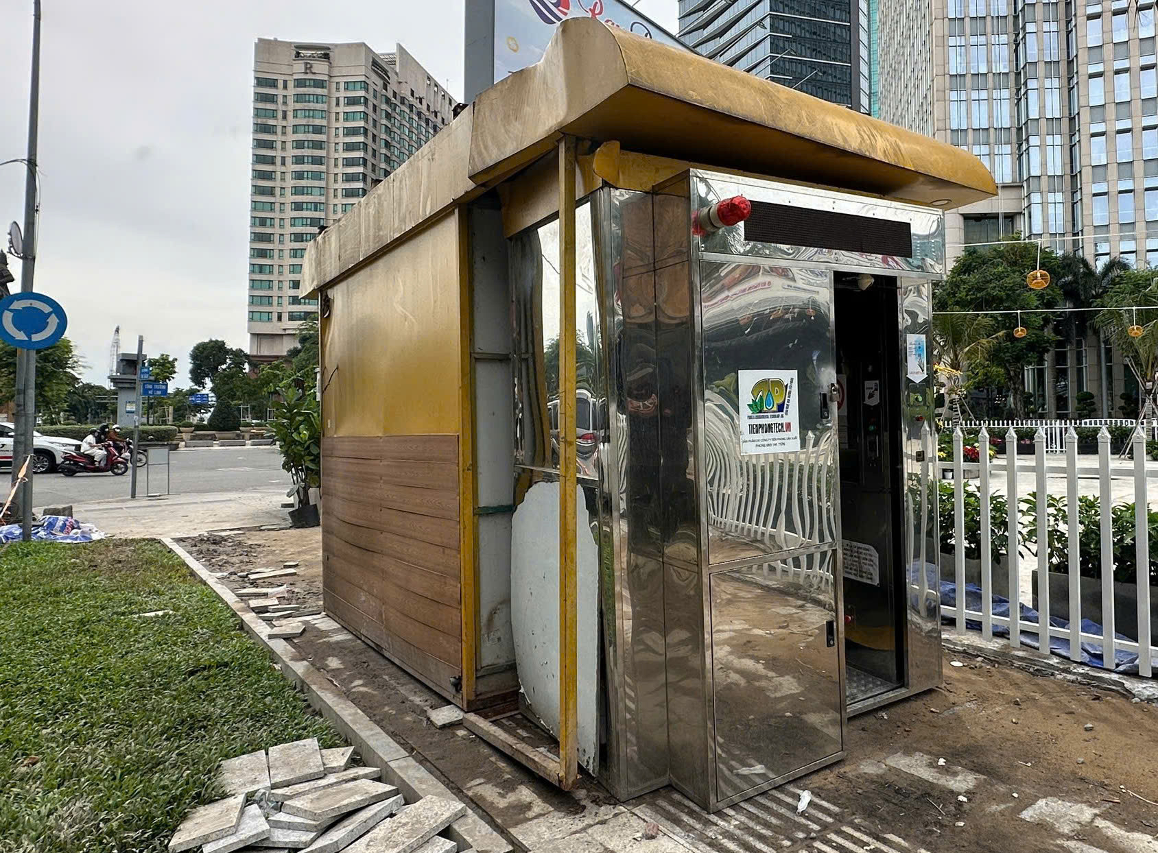 Tiếp tục l&agrave;m r&otilde; nh&agrave; vệ sinh c&ocirc;ng cộng ở trung t&acirc;m TP HCM "mất rồi xuất hiện"- Ảnh 1.