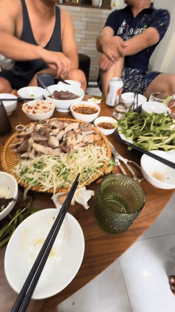 Khách Tây thốt lên sau khi ăn món bình dân, quen thuộc của nhiều người Việt: "Tôi yêu Việt Nam mất rồi!- Ảnh 1.