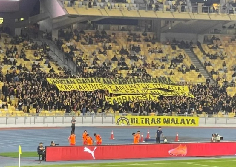 CĐV Malaysia có hành động đặc biệt khiến LĐBĐ phải “muối mặt”- Ảnh 1.