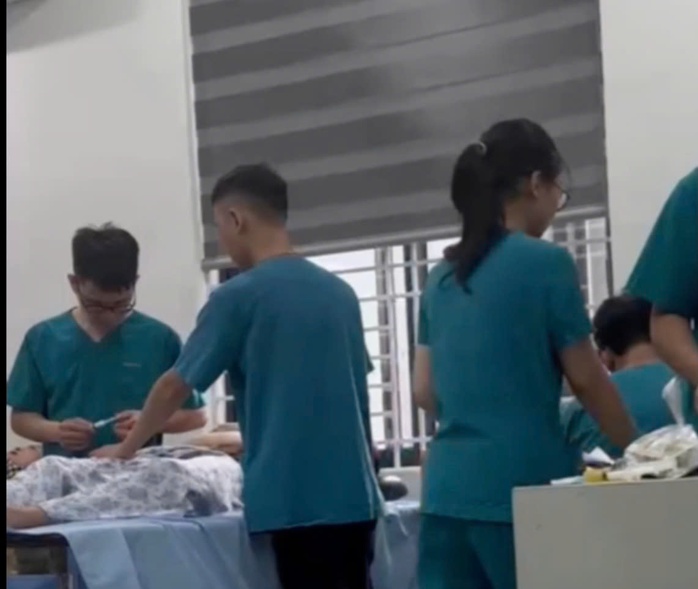 Vụ "Khám bệnh siêu tốc, chữa bệnh thần tốc": Đã rõ vi phạm, xử phạt mạnh tay phòng khám- Ảnh 3. Vụ "Khám bệnh siêu tốc, chữa bệnh thần tốc": Đã rõ vi phạm, xử phạt mạnh tay phòng khám- Ảnh 3.