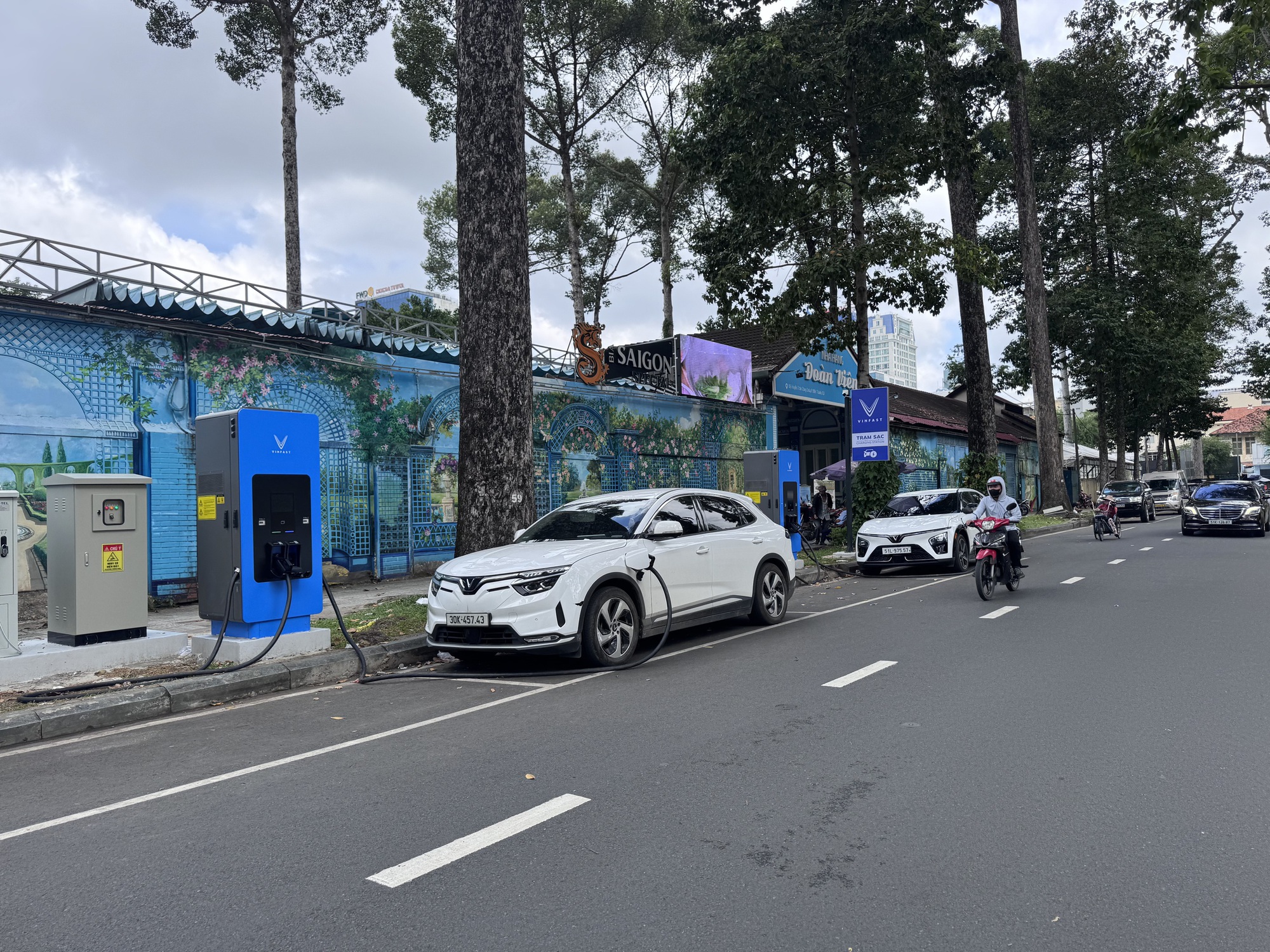 Trạm sạc ô tô điện VinFast xuất hiện ngày càng nhiều ở trung tâm TP HCM- Ảnh 3. Trạm sạc ô tô điện VinFast xuất hiện ngày càng nhiều ở trung tâm TP HCM- Ảnh 3.