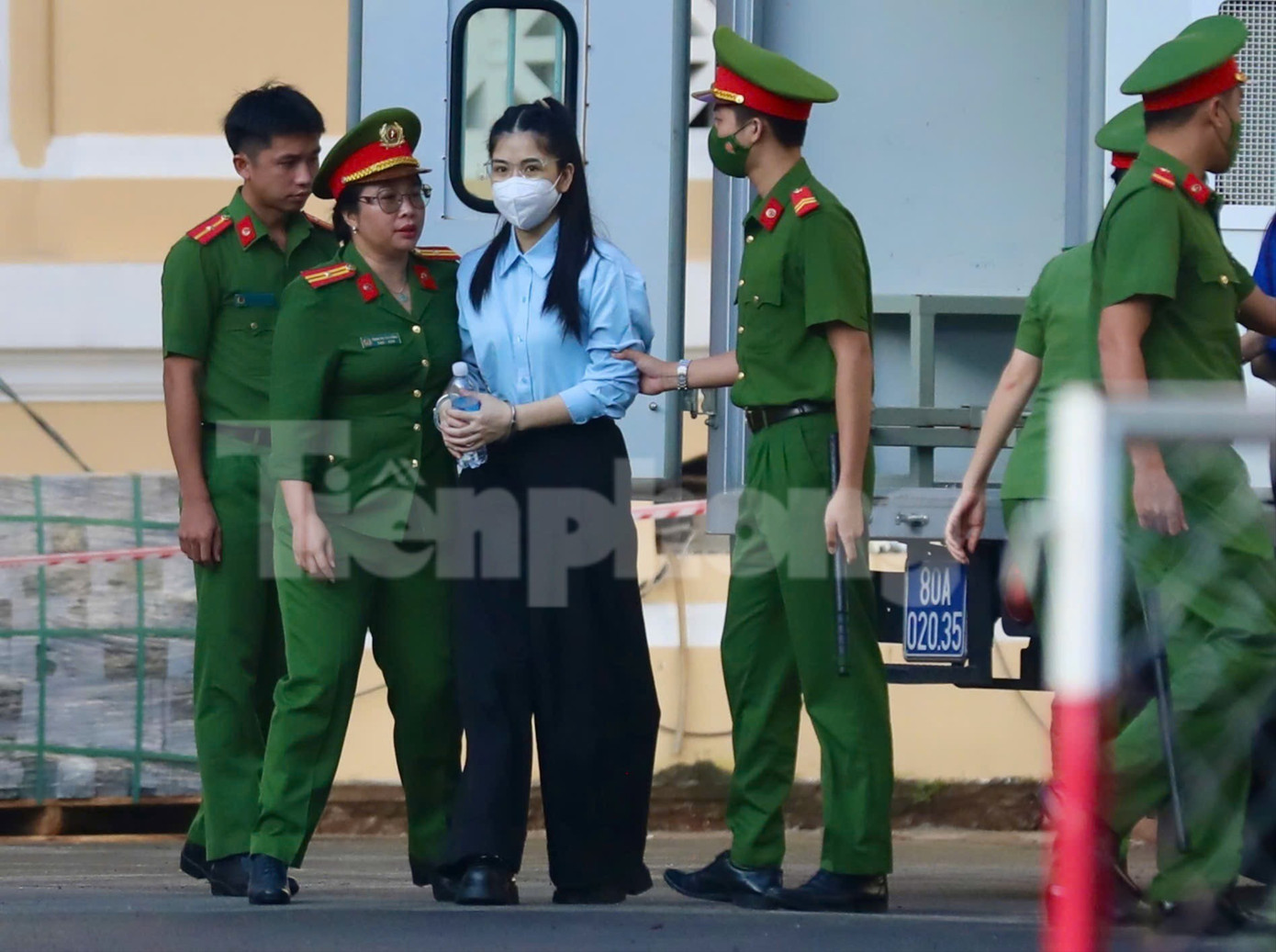 Hoa hậu Thùy Tiên và Hằng Du mục đã được áp giải tới tòa - Ảnh 2.