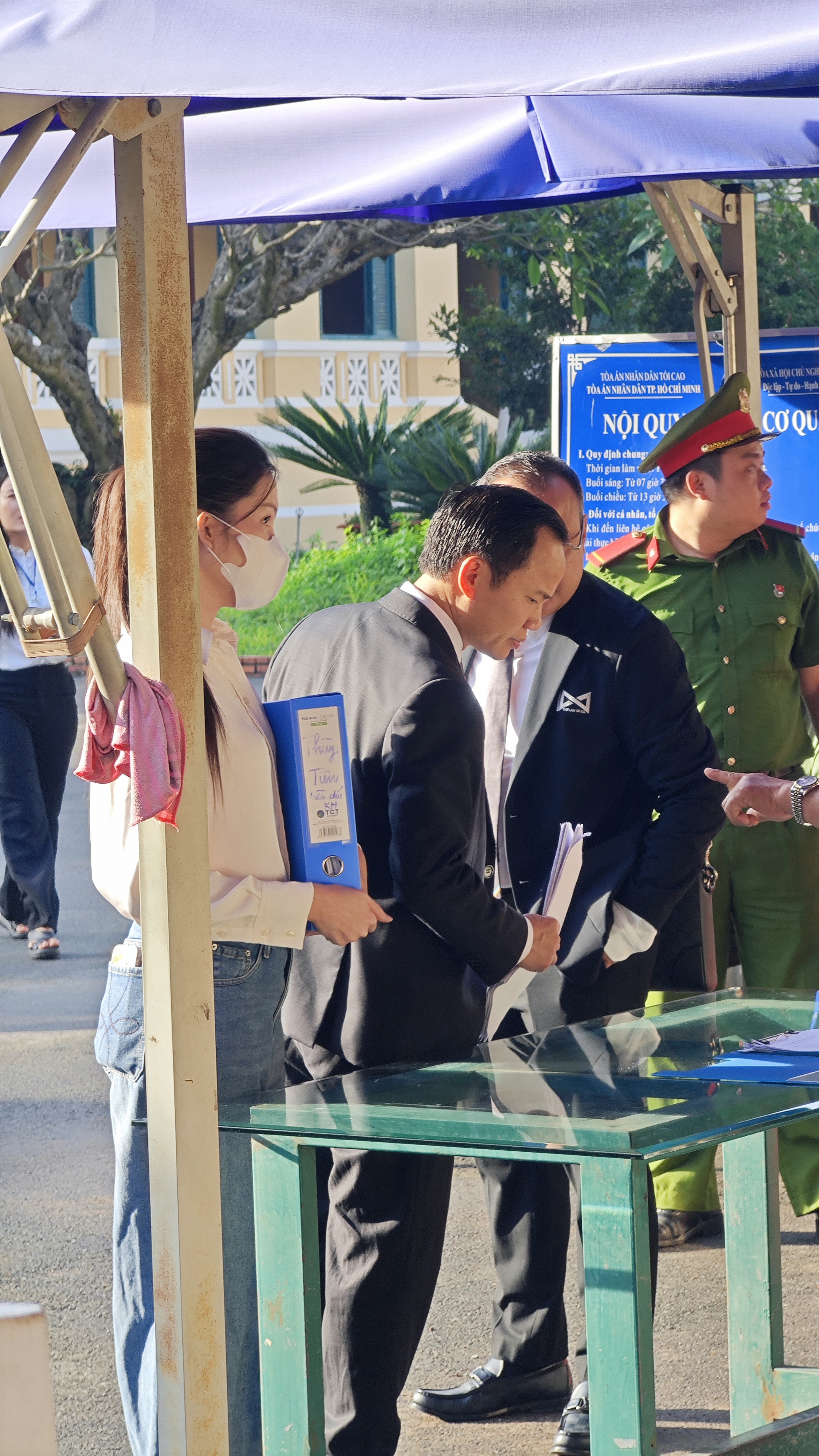 Mẹ Thuỳ Tiên ngồi lặng lẽ chờ phiên toà xét xử- Ảnh 4. Mẹ Thuỳ Tiên ngồi lặng lẽ chờ phiên toà xét xử- Ảnh 4.