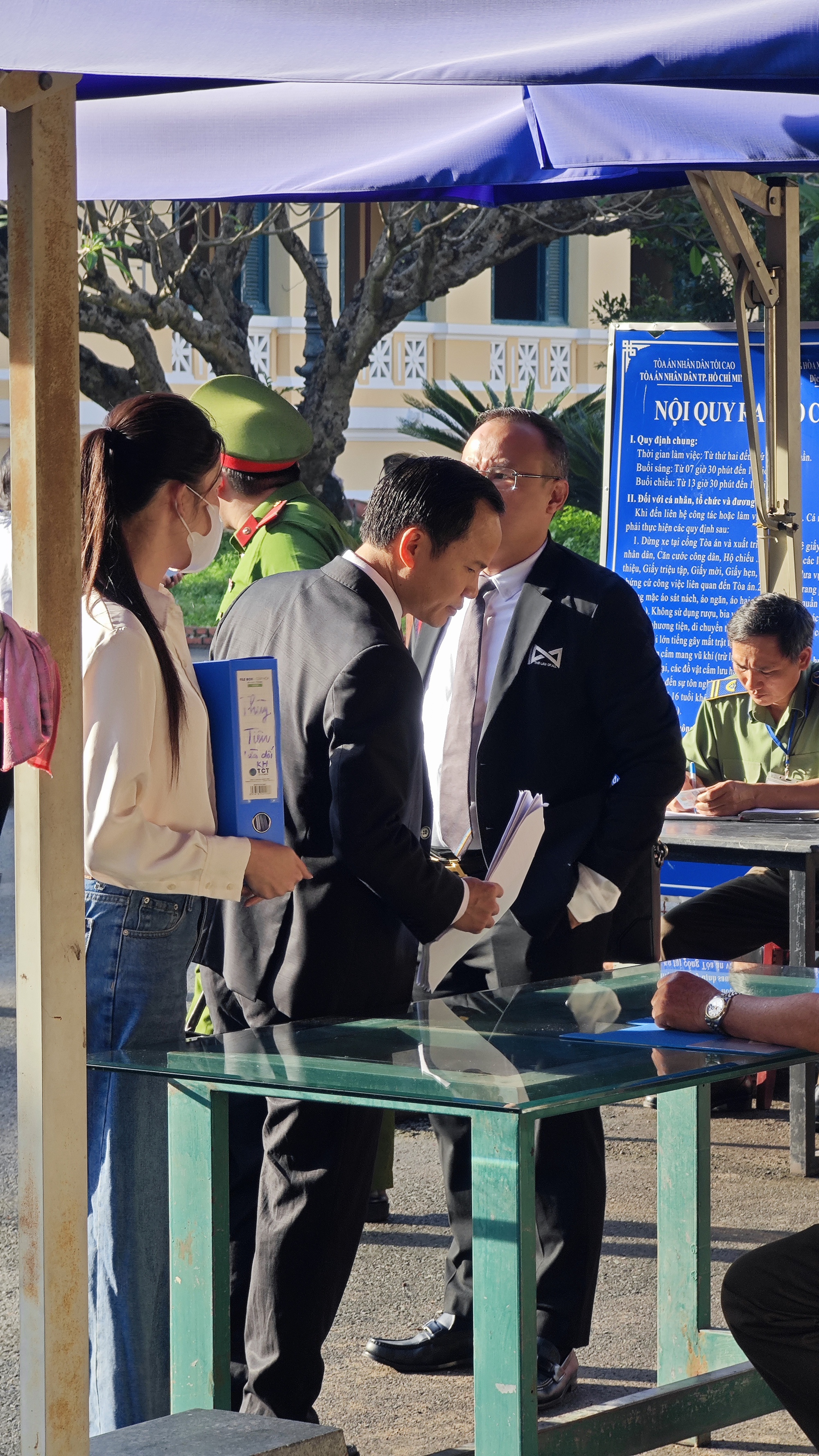 Cận cảnh Thuỳ Tiên bị còng tay áp giải đến toà, mặc áo màu xanh đặc biệt gây chú ý- Ảnh 7.