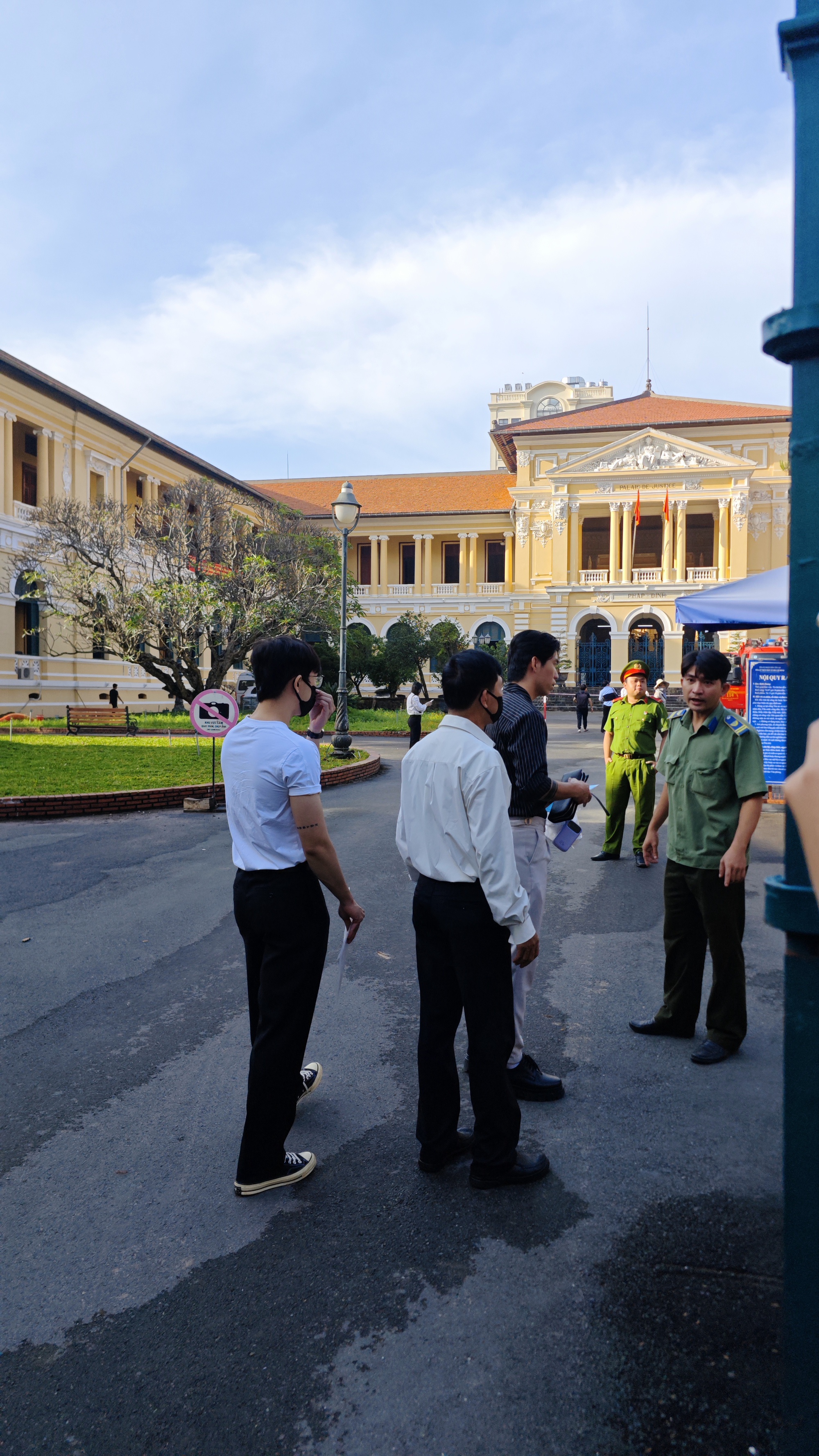 Hằng Du Mục và Quang Linh Vlogs tại tòa sáng nay, người thân xuất hiện từ sớm- Ảnh 7.