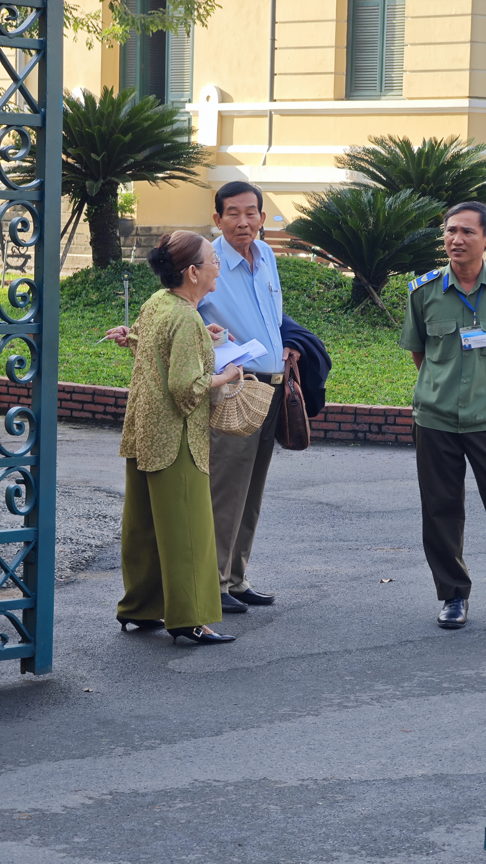 Mẹ Thuỳ Tiên ngồi lặng lẽ chờ phiên toà xét xử- Ảnh 3. Mẹ Thuỳ Tiên ngồi lặng lẽ chờ phiên toà xét xử- Ảnh 3.