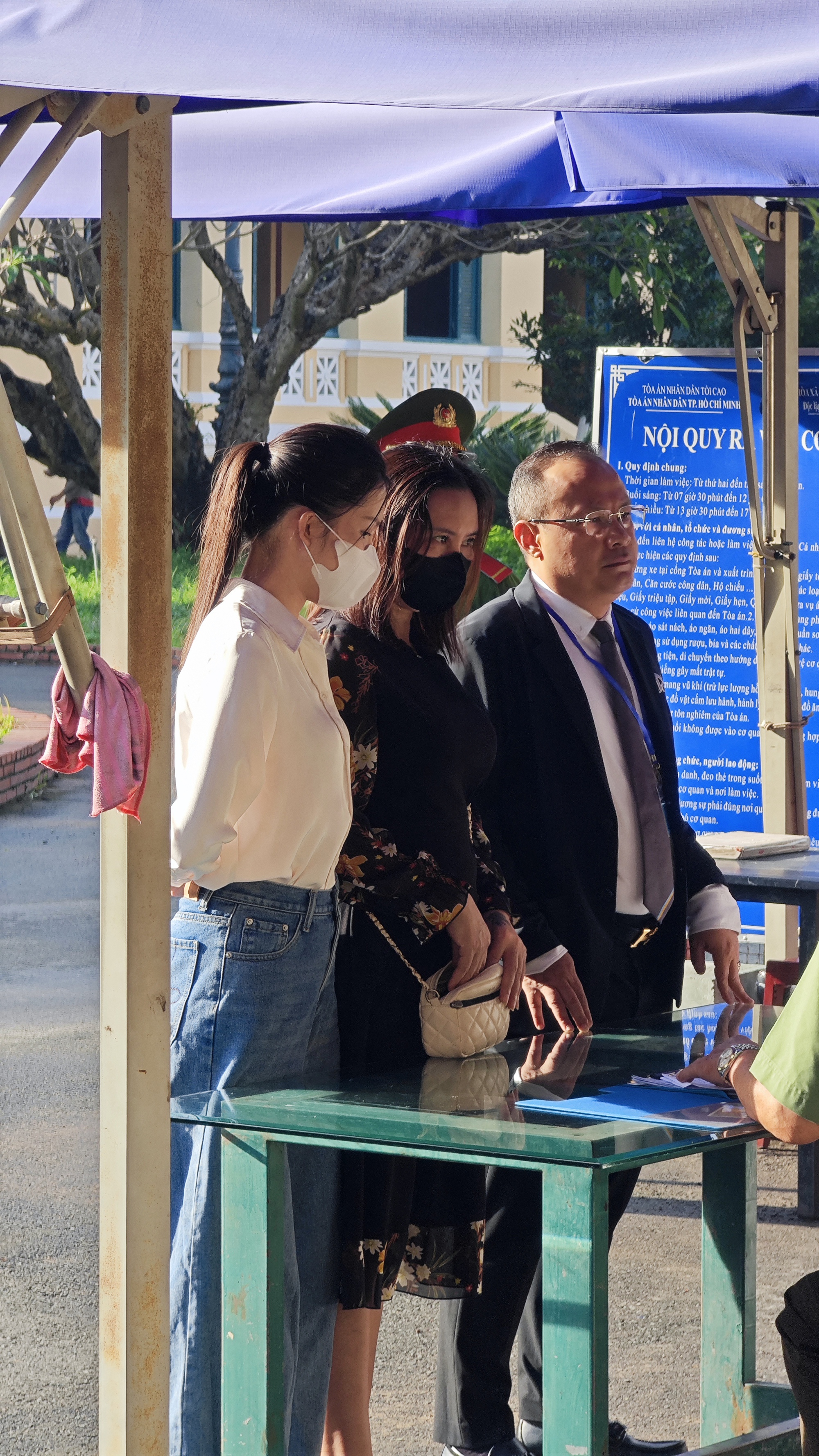 Hoa khôi Thuý Vi mang đến phiên toà xét xử Thuỳ Tiên 1 chiếc hộp, bên trên có dòng chữ cay đắng- Ảnh 3.