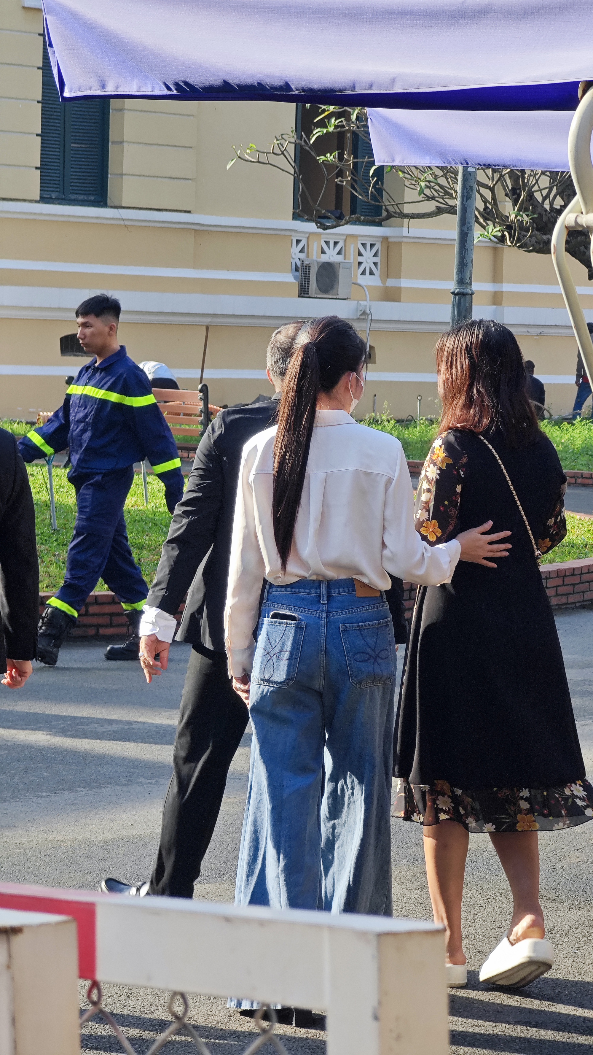 Mẹ Thuỳ Tiên ngồi lặng lẽ chờ phiên toà xét xử- Ảnh 2.