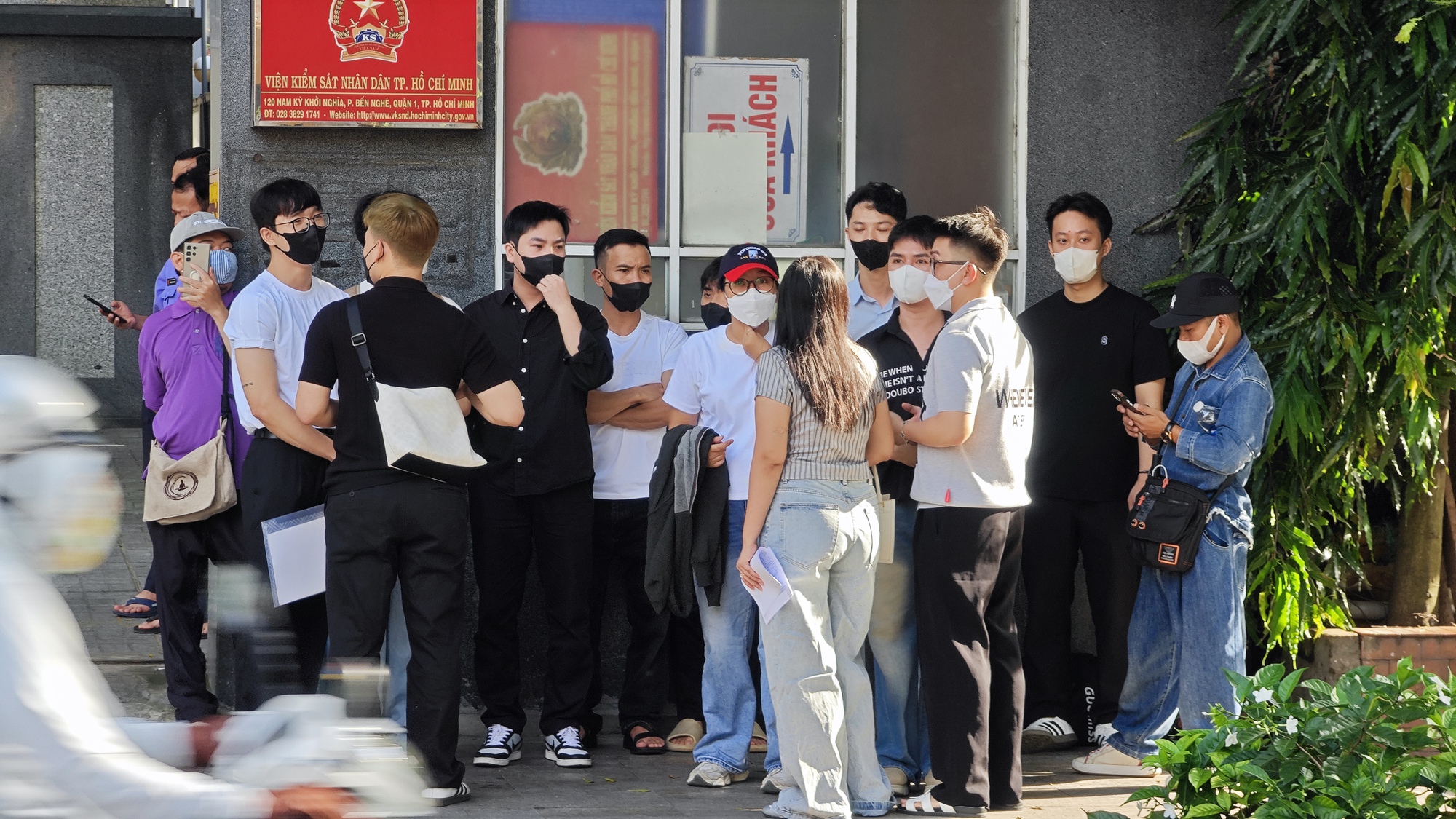 Mẹ Thuỳ Tiên ngồi lặng lẽ chờ phiên toà xét xử- Ảnh 5. Mẹ Thuỳ Tiên ngồi lặng lẽ chờ phiên toà xét xử- Ảnh 5.