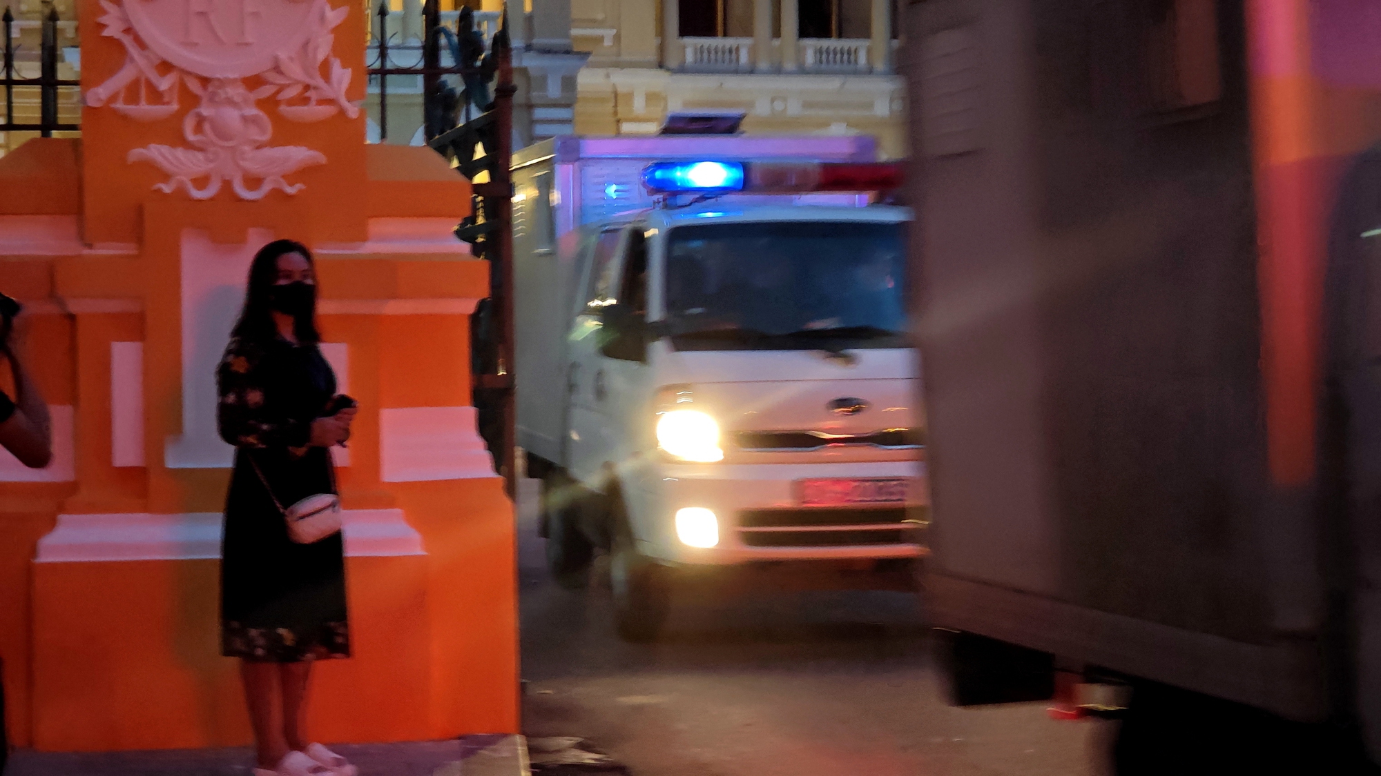 Mẹ Th&ugrave;y Ti&ecirc;n gục kh&oacute;c, con g&aacute;i vẫy tay ch&agrave;o sau khi nghe t&ograve;a tuy&ecirc;n &aacute;n 2 năm t&ugrave;- Ảnh 9.