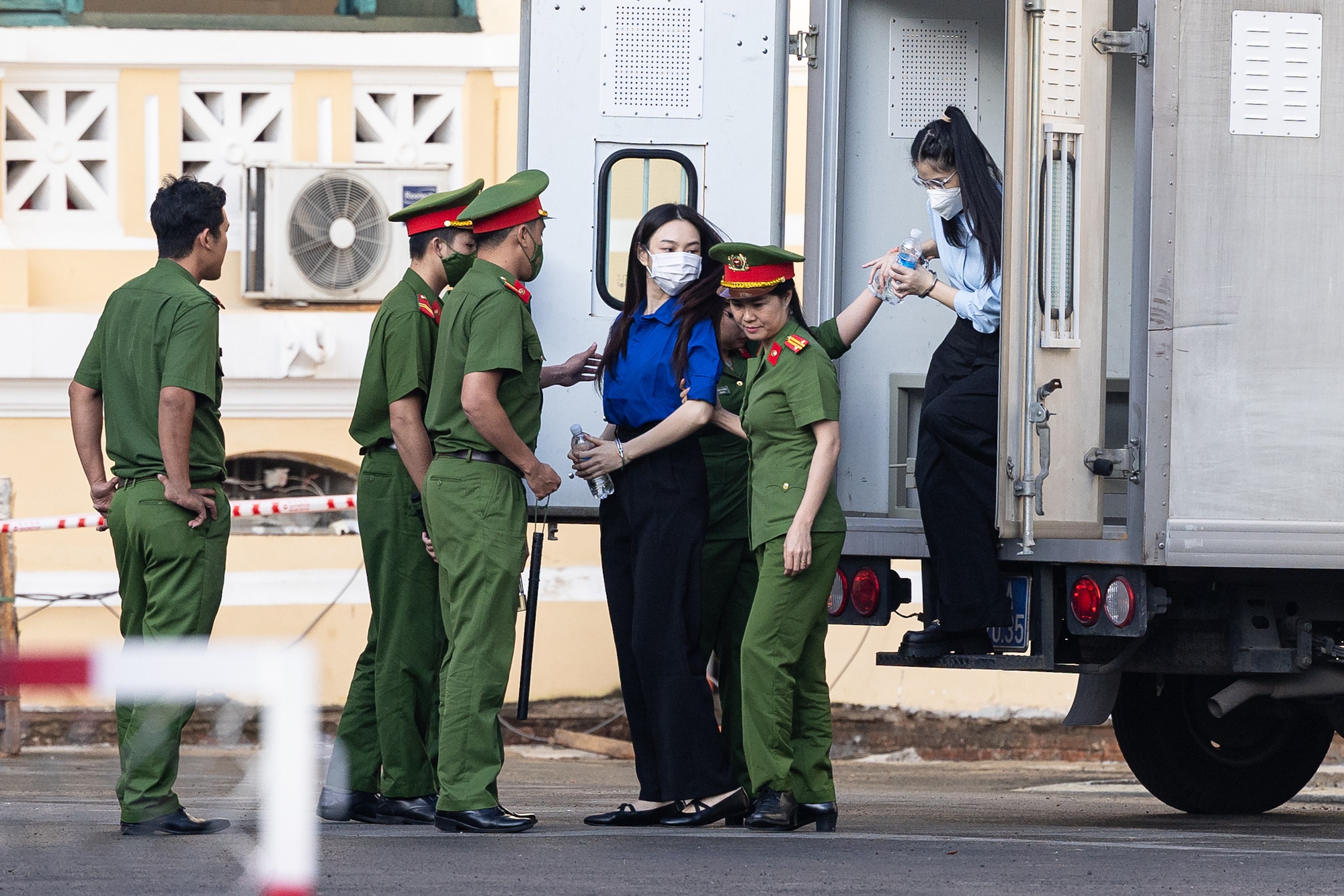 Hằng Du Mục và Quang Linh Vlogs tại tòa sáng nay, người thân xuất hiện từ sớm- Ảnh 3.