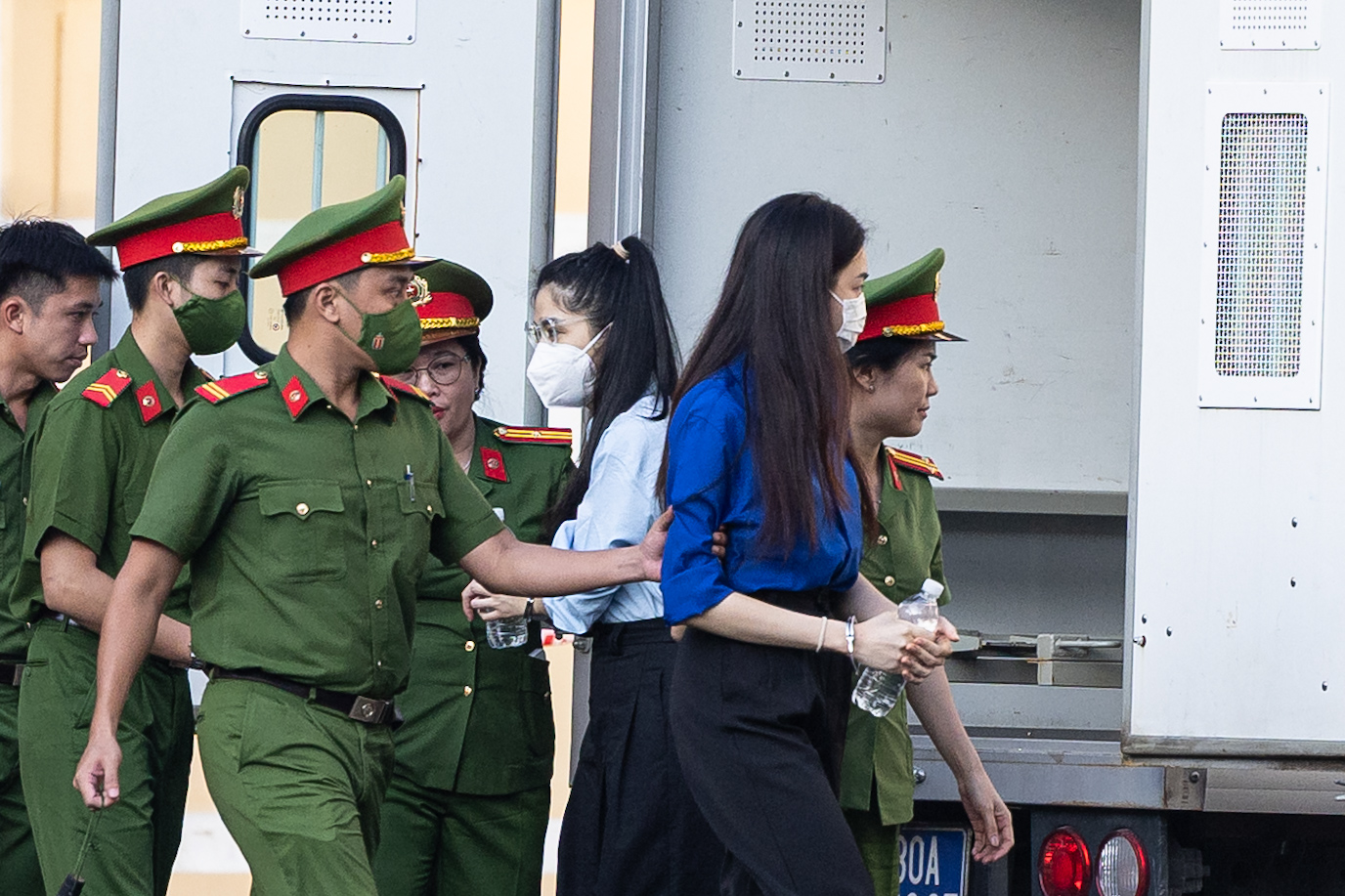 Cận cảnh Thuỳ Tiên bị còng tay áp giải đến toà, mặc áo màu xanh đặc biệt gây chú ý- Ảnh 4.