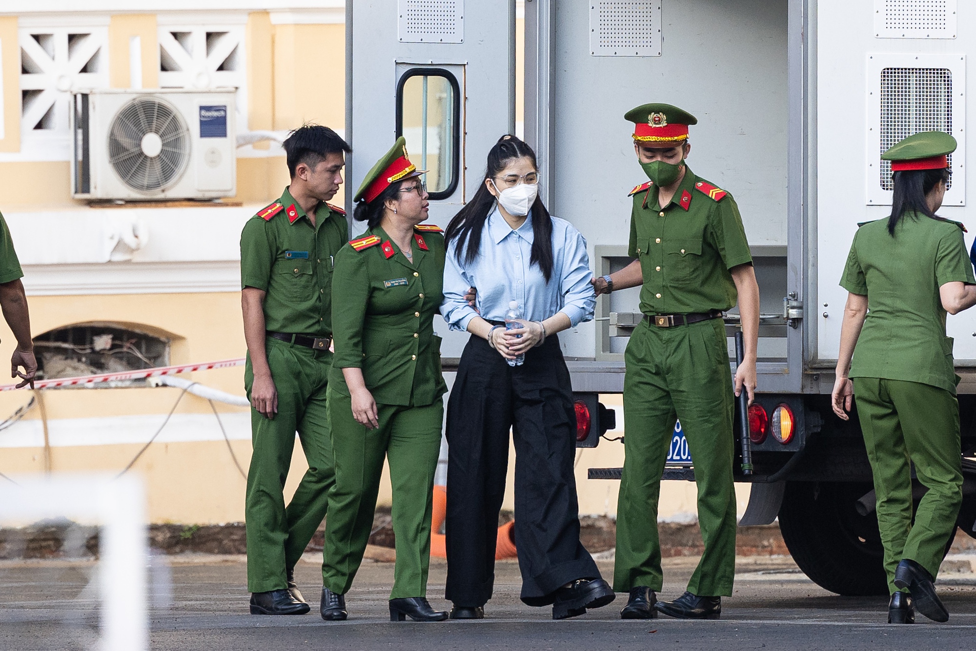 Hằng Du Mục và Quang Linh Vlogs tại tòa sáng nay, người thân xuất hiện từ sớm- Ảnh 2.