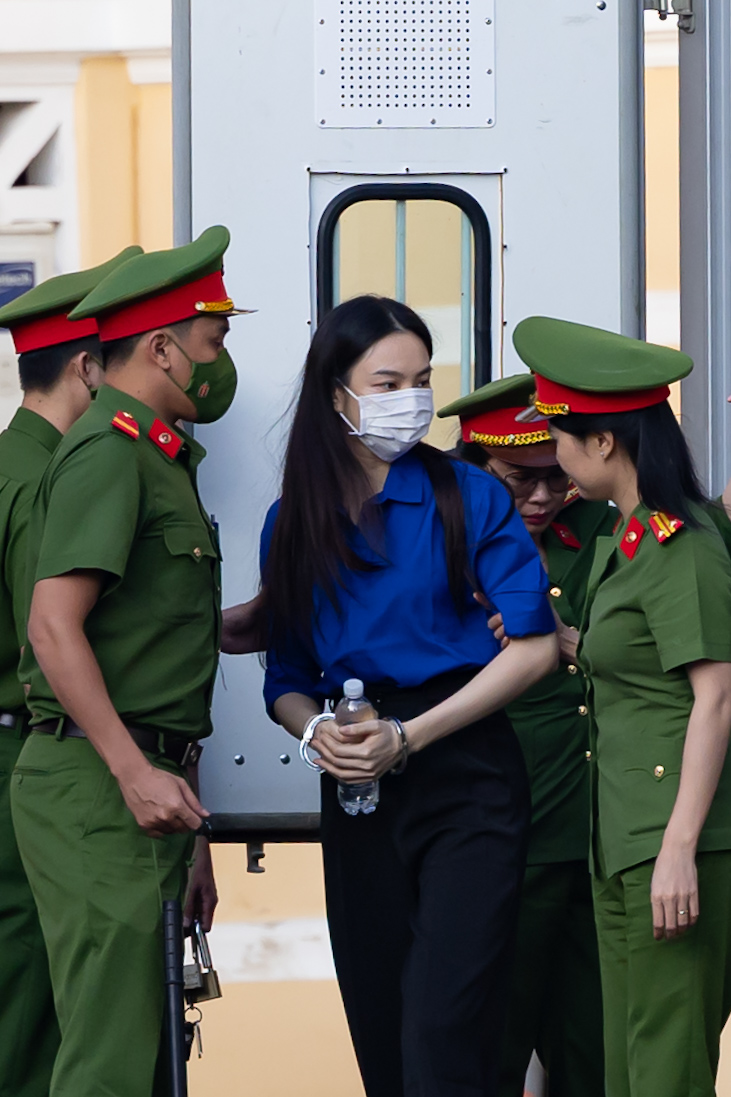 Cận cảnh Thuỳ Tiên bị còng tay áp giải đến toà, mặc áo màu xanh đặc biệt gây chú ý- Ảnh 5.