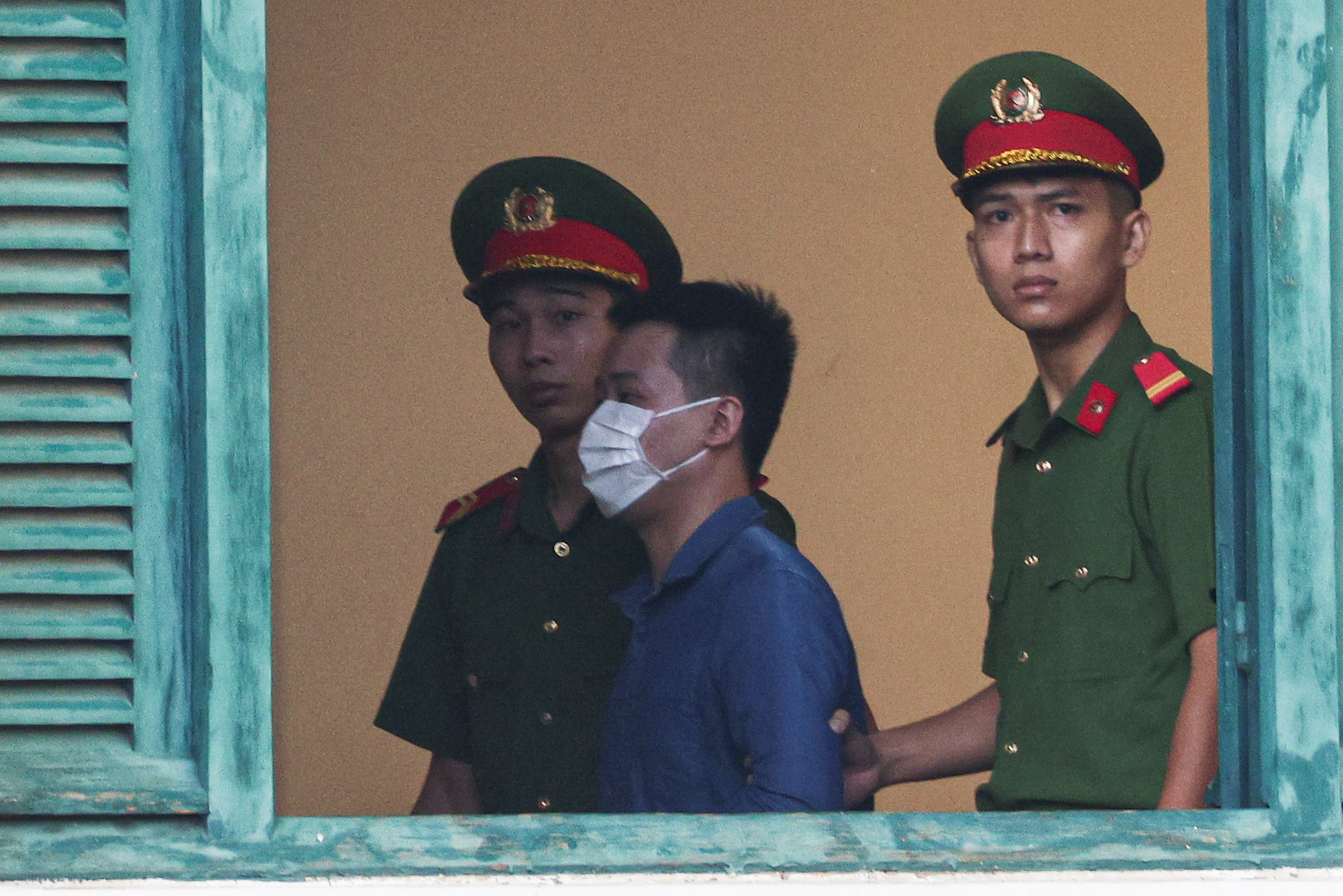 Hằng Du Mục và Quang Linh Vlogs tại tòa sáng nay, người thân xuất hiện từ sớm- Ảnh 6.