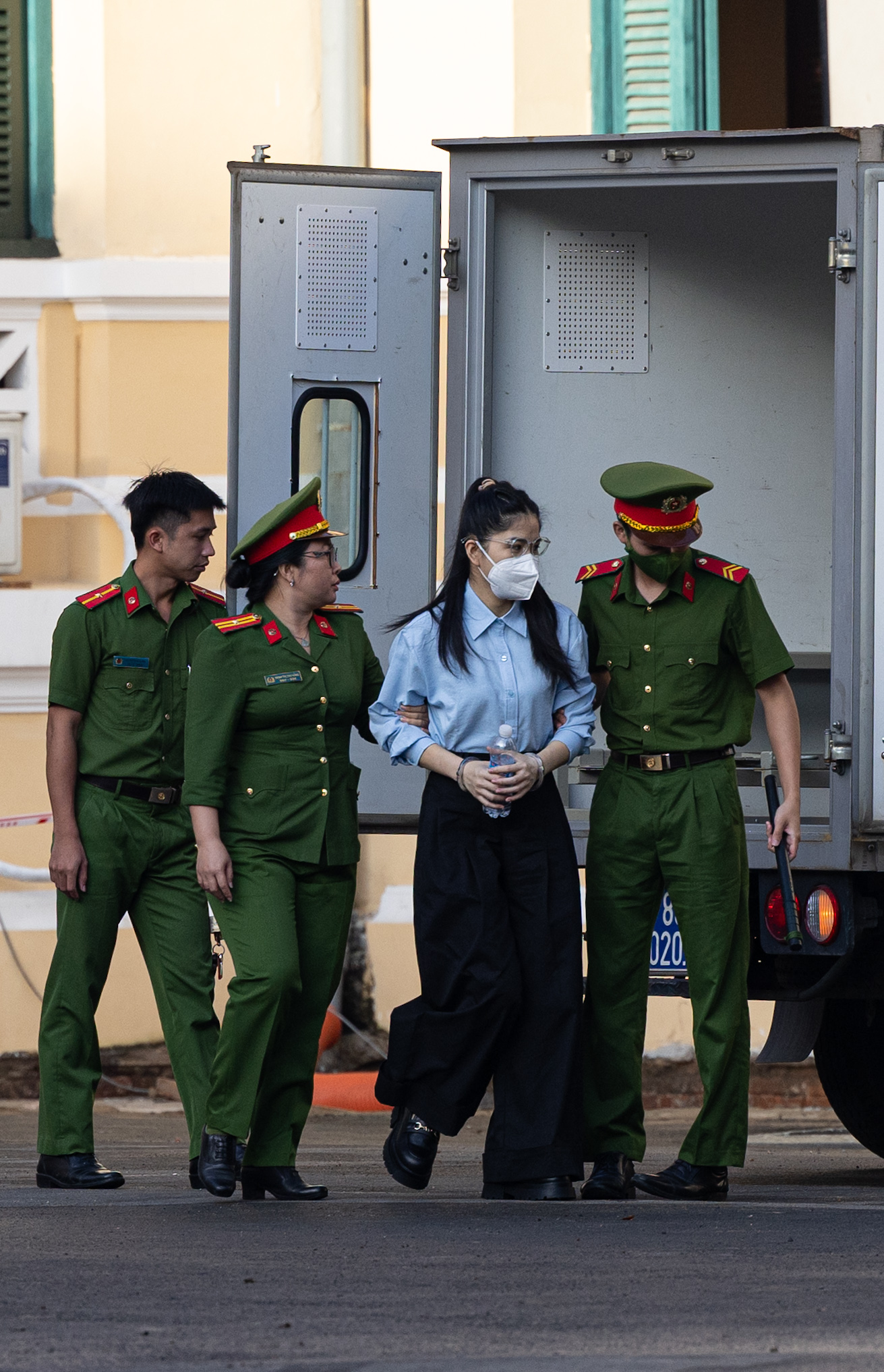 Hằng Du Mục và Quang Linh Vlogs tại tòa sáng nay, người thân xuất hiện từ sớm- Ảnh 1.