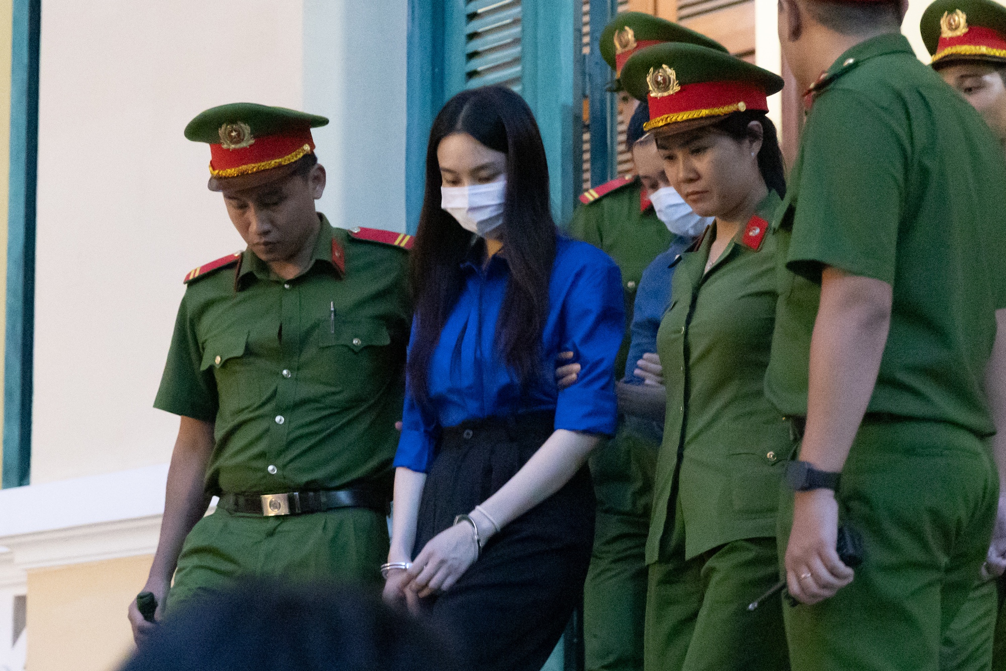 Mẹ Th&ugrave;y Ti&ecirc;n gục kh&oacute;c, con g&aacute;i vẫy tay ch&agrave;o sau khi nghe t&ograve;a tuy&ecirc;n &aacute;n 2 năm t&ugrave;- Ảnh 4.