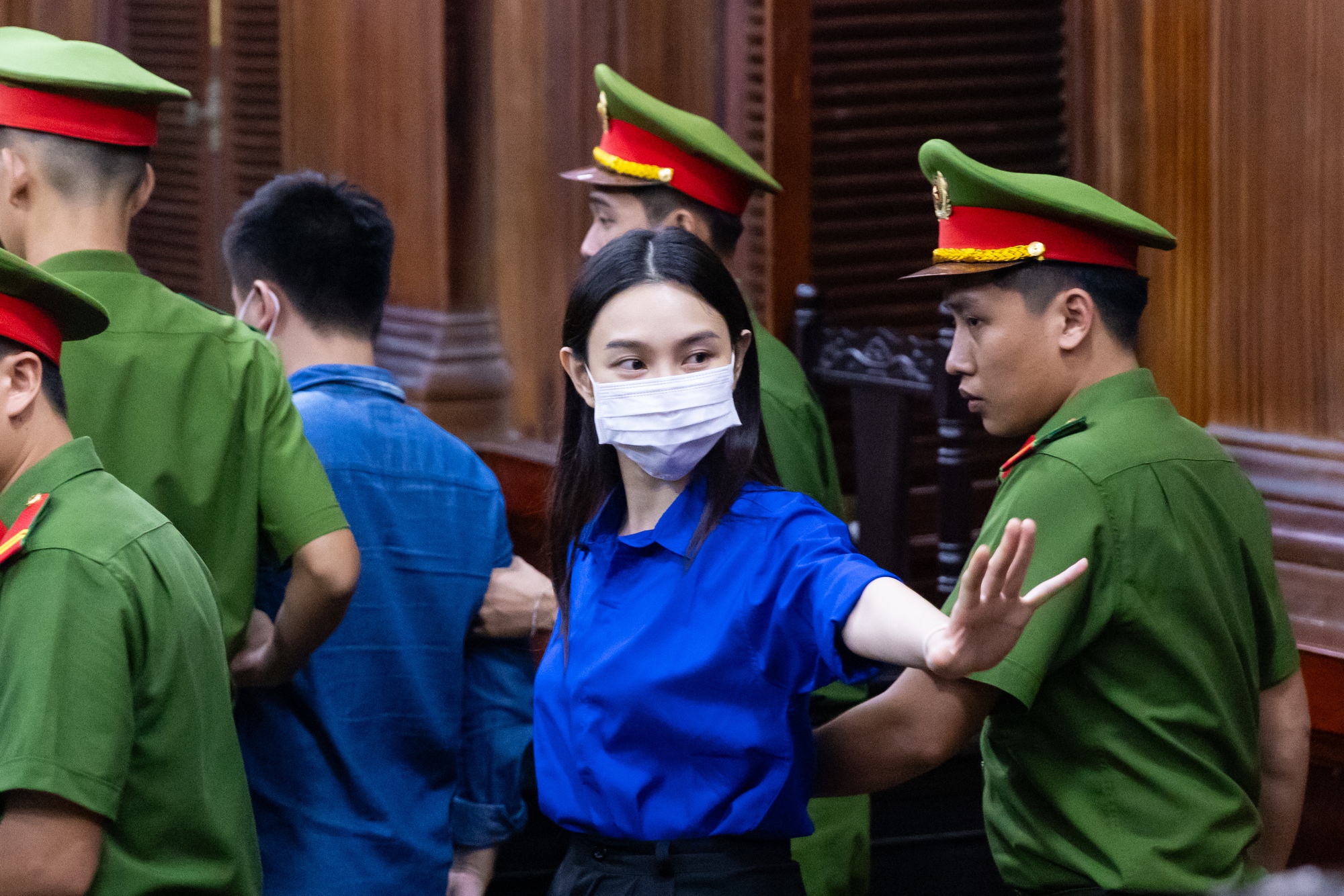 Mẹ Th&ugrave;y Ti&ecirc;n gục kh&oacute;c, con g&aacute;i vẫy tay ch&agrave;o sau khi nghe t&ograve;a tuy&ecirc;n &aacute;n 2 năm t&ugrave;- Ảnh 1.