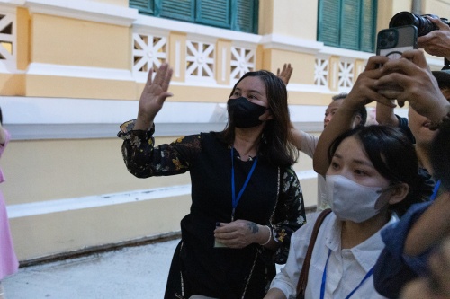 Mẹ Th&ugrave;y Ti&ecirc;n gục kh&oacute;c, con g&aacute;i vẫy tay ch&agrave;o sau khi nghe t&ograve;a tuy&ecirc;n &aacute;n 2 năm t&ugrave;- Ảnh 6.